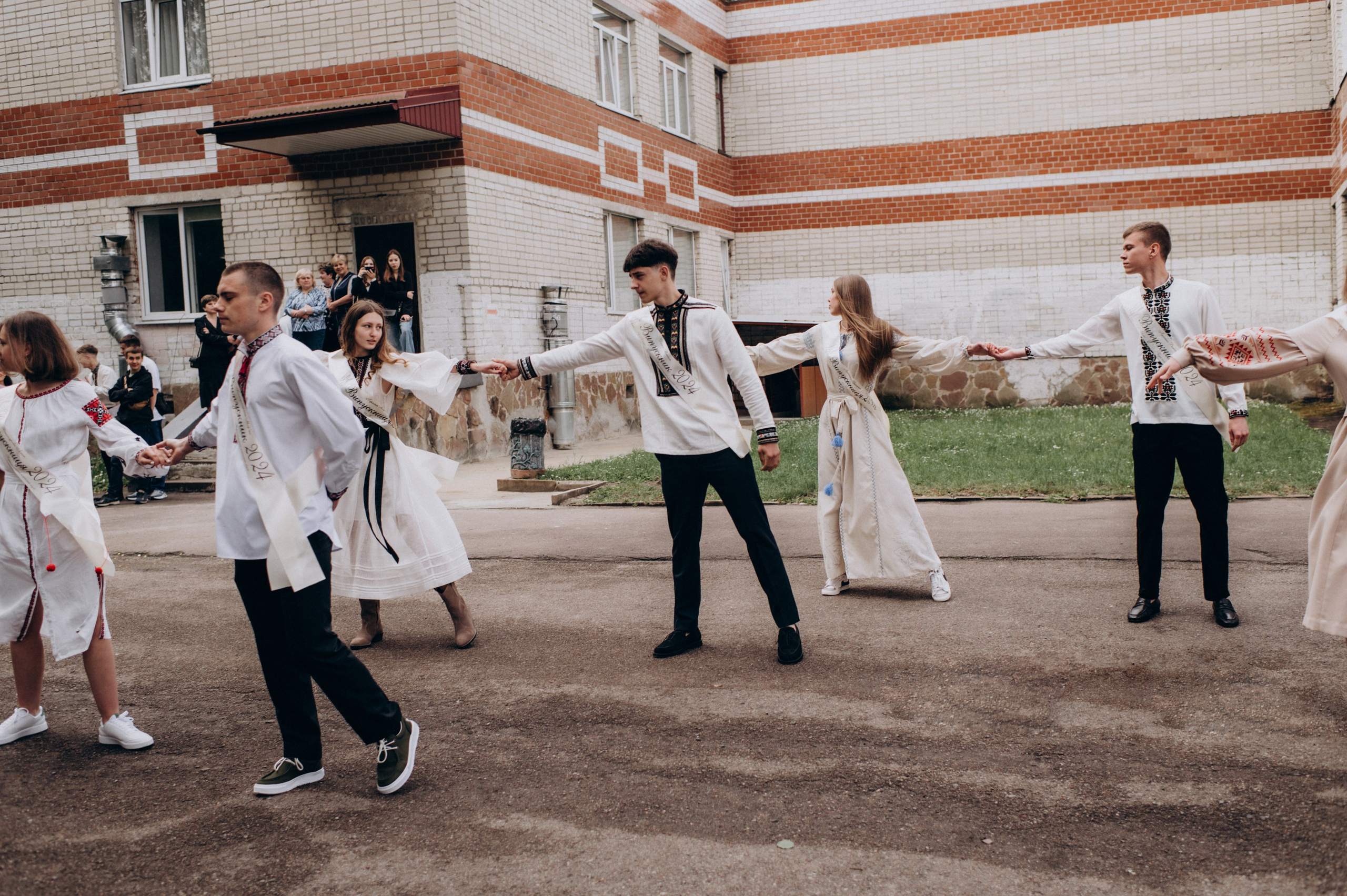 Фотосесія останнього дзвоника, фотосесія випускників Тернопіль, випускний 2024. Сімейний, дитячий та індивідуальний фотограф в м. Тернопіль, м. Львів