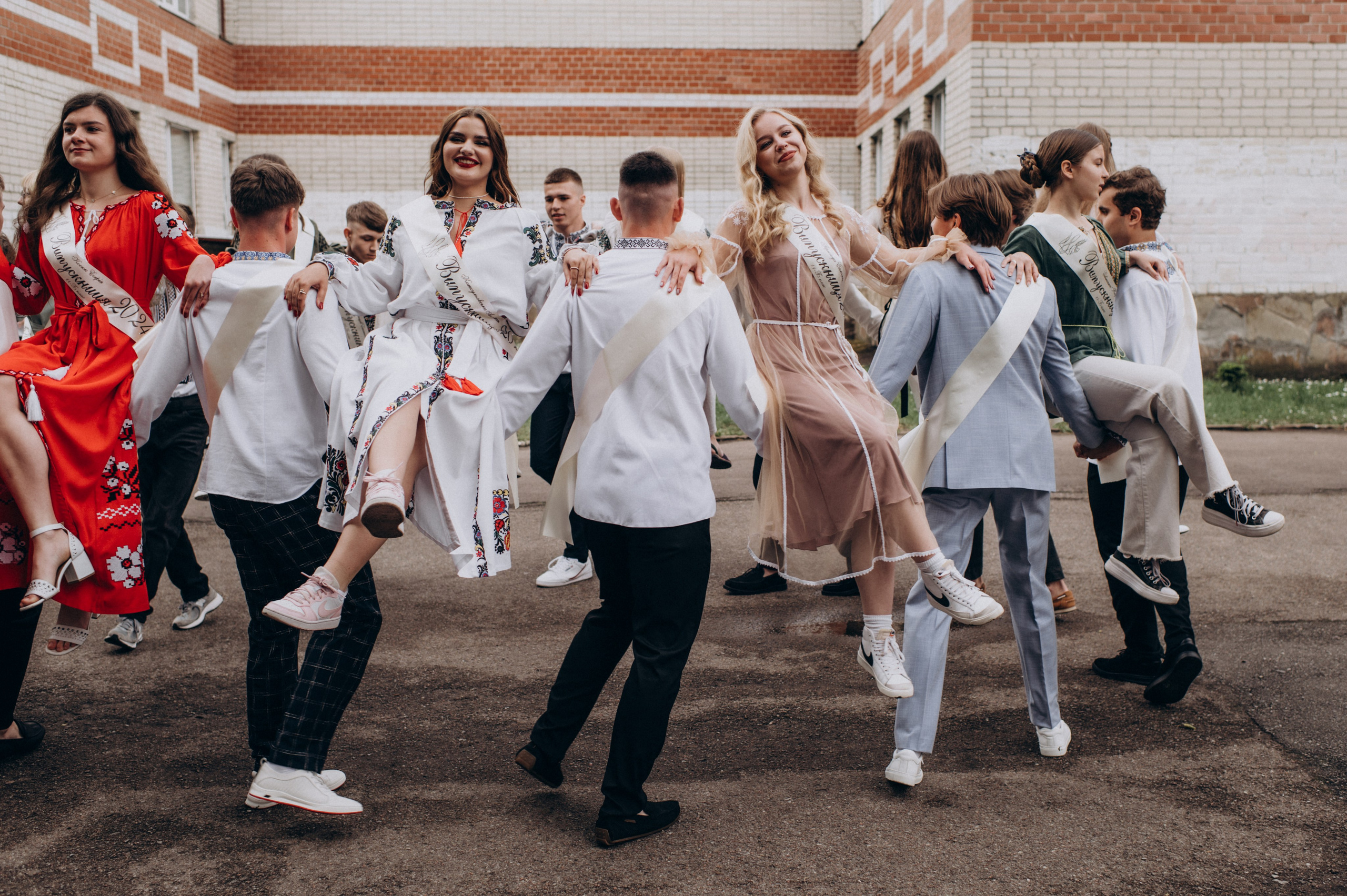 Фотосесія останнього дзвоника, фотосесія випускників Тернопіль, випускний 2024. Сімейний, дитячий та індивідуальний фотограф в м. Тернопіль, м. Львів