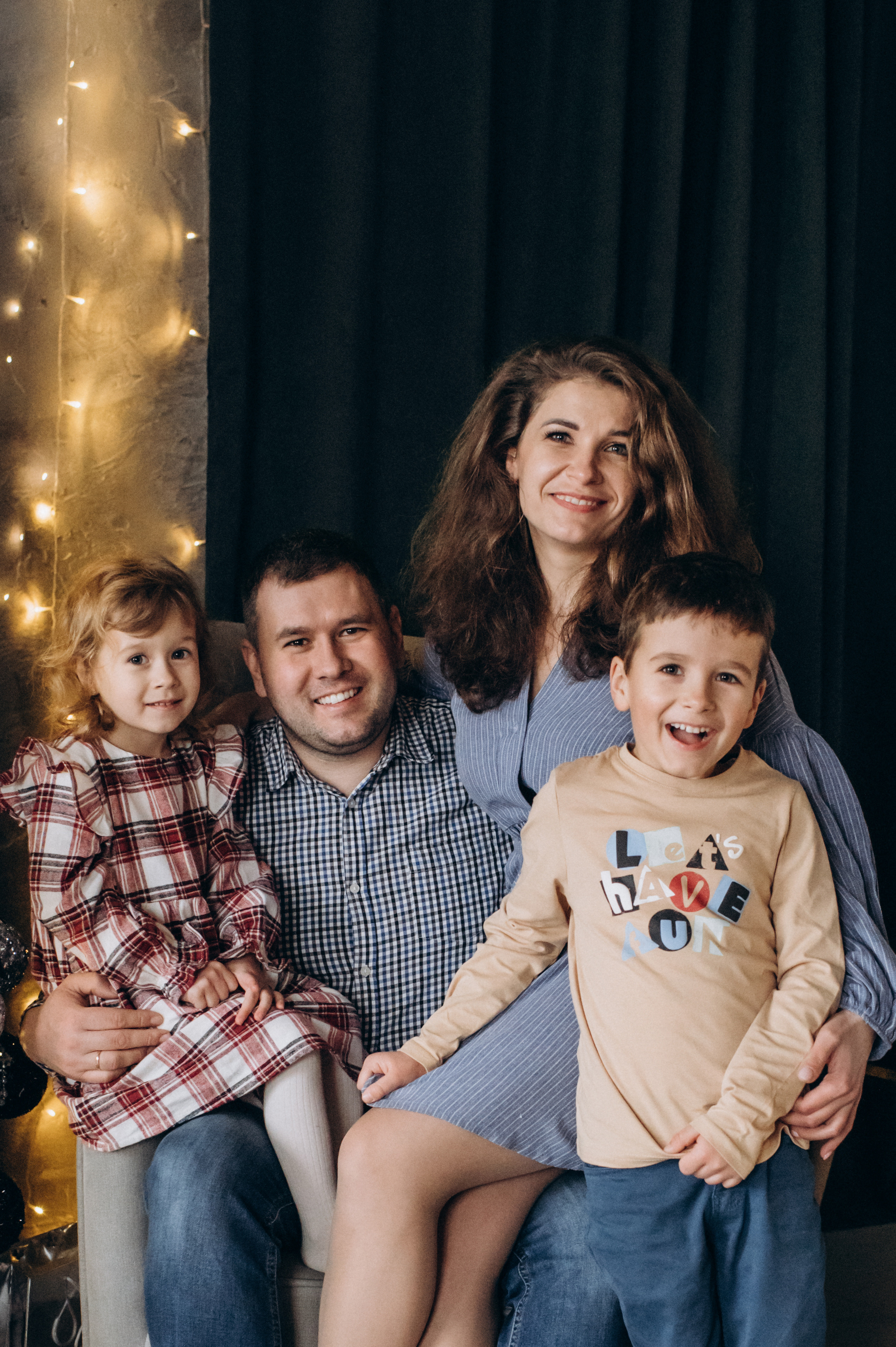 Новорічна сімейна зйомка у студії. Сімейний, дитячий та індивідуальний фотограф в м. Тернопіль, м. Львів