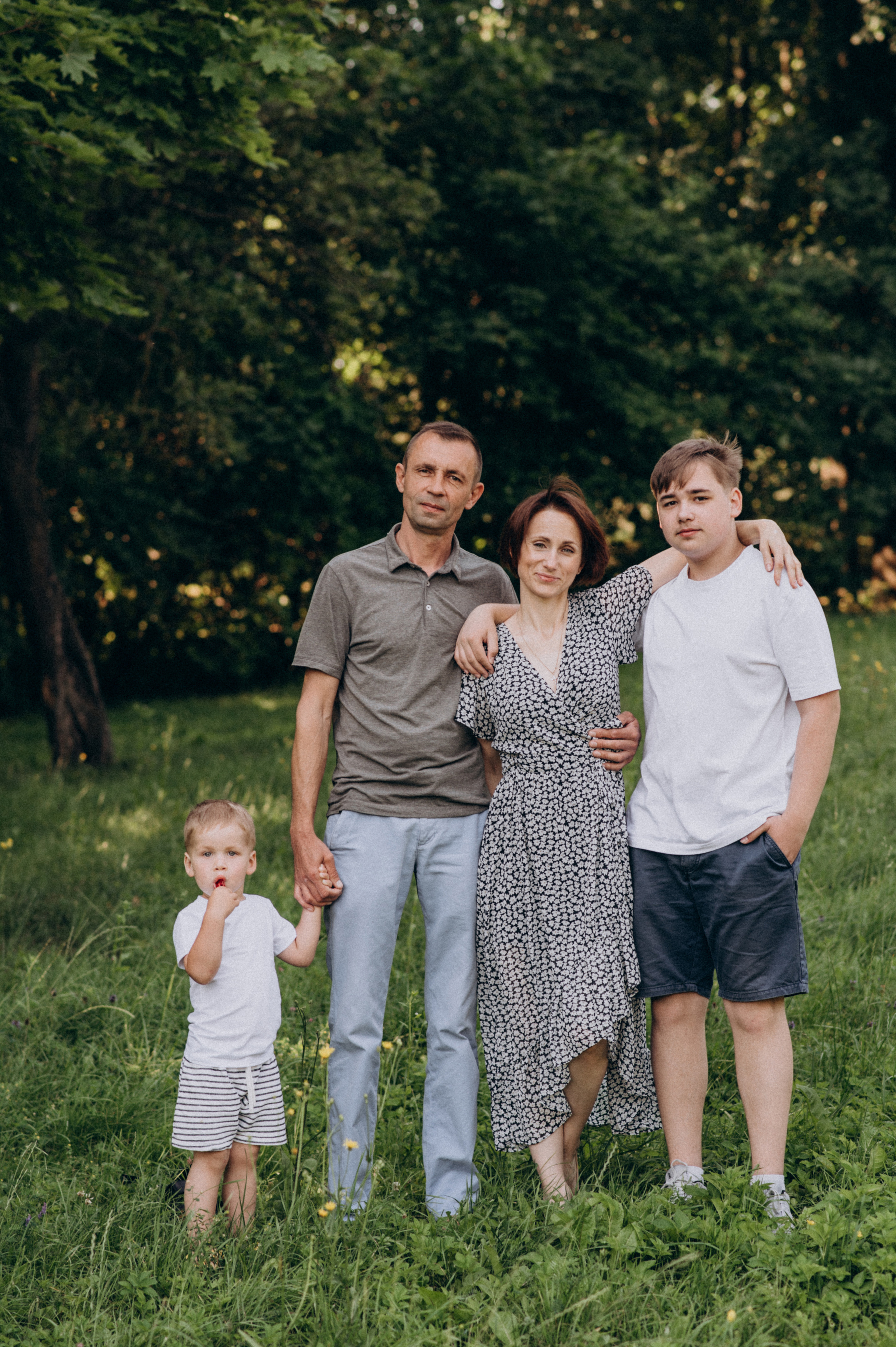 Сімейна літня фотосесія в парку, сімейний фотограф Тернопіль Львів. Сімейний, дитячий та індивідуальний фотограф в м. Тернопіль, м. Львів