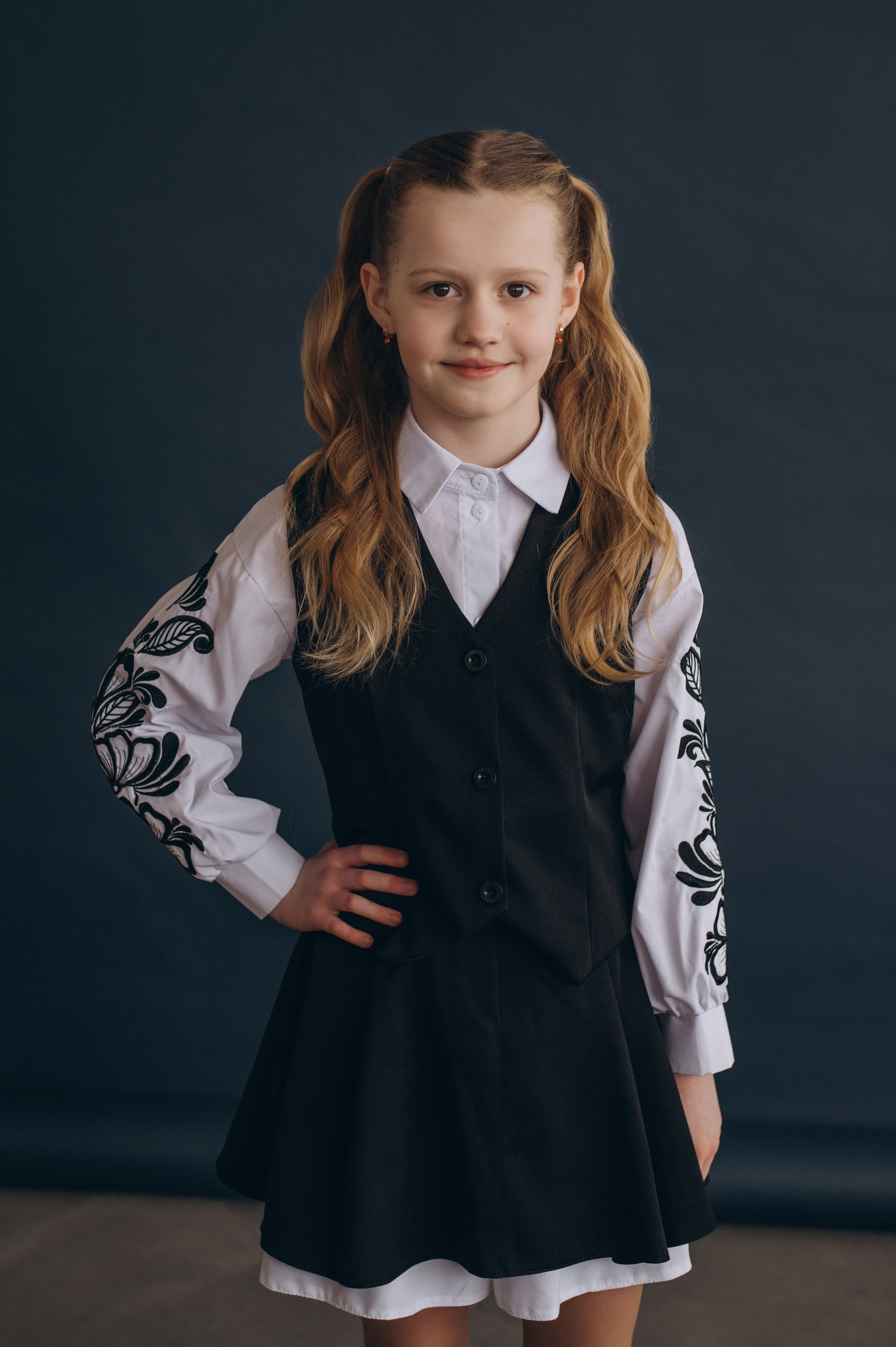 Фотосесія школярів у студії на шкільні фотоальбоми віньєтки Тернопіль, фотосесія випускників Тернопіль, шкільні фотокниги Тернопіль. Сімейний, дитячий та індивідуальний фотограф в м. Тернопіль, м. Львів