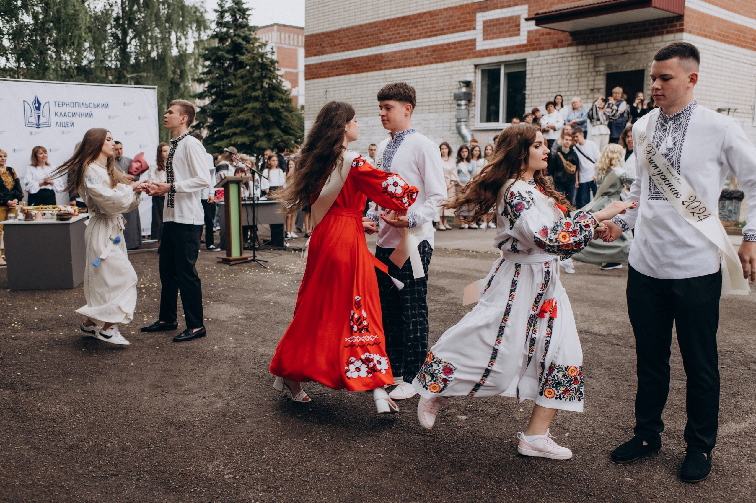 Фотосесія останнього дзвоника, фотосесія випускників Тернопіль, випускний 2024. Сімейний, дитячий та індивідуальний фотограф в м. Тернопіль, м. Львів