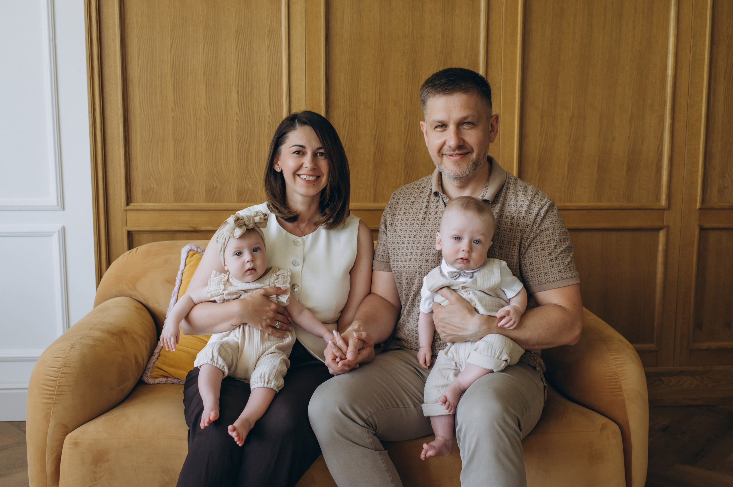 Сімейна фотосесія у студії Тернопіль, сімейний фотограф Тернопіль, сімейна зйомка Львів, фотосесія двійнят, фотосесія близнюків. Сімейний, дитячий та індивідуальний фотограф в м. Тернопіль, м. Львів