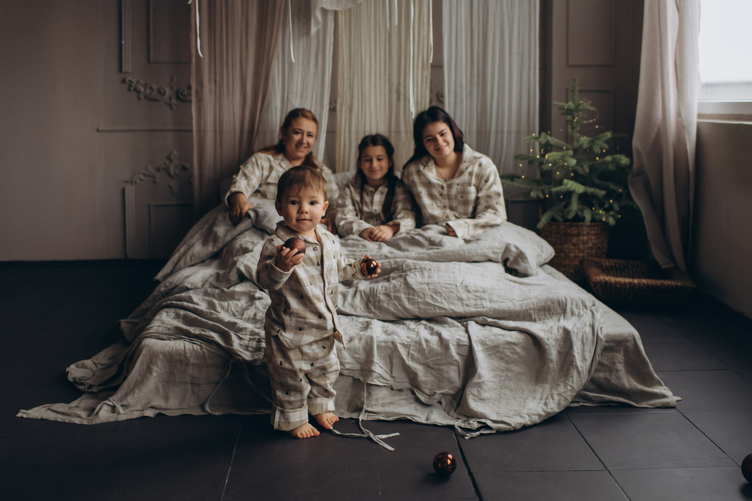 Перший тортик малюка, зйомка першого тортика Тернопіль, новорічна фотосесія, зйомка дня народження, сімейний фотограф Тернопіль, cakesmash. Сімейний, дитячий та індивідуальний фотограф в м. Тернопіль, м. Львів