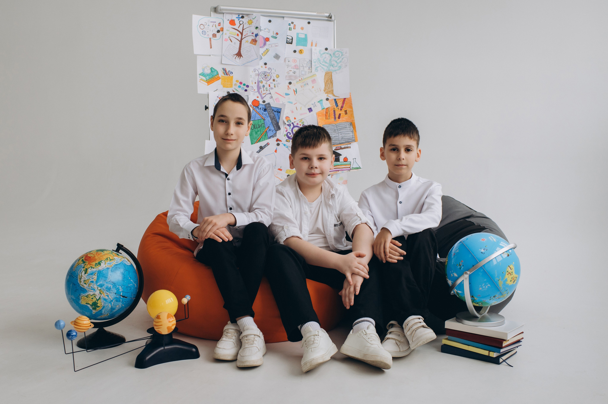 Фотосесія школярів у студії на шкільні фотоальбоми віньєтки Тернопіль, фотосесія випускників Тернопіль, шкільні фотокниги Тернопіль. Сімейний, дитячий та індивідуальний фотограф в м. Тернопіль, м. Львів