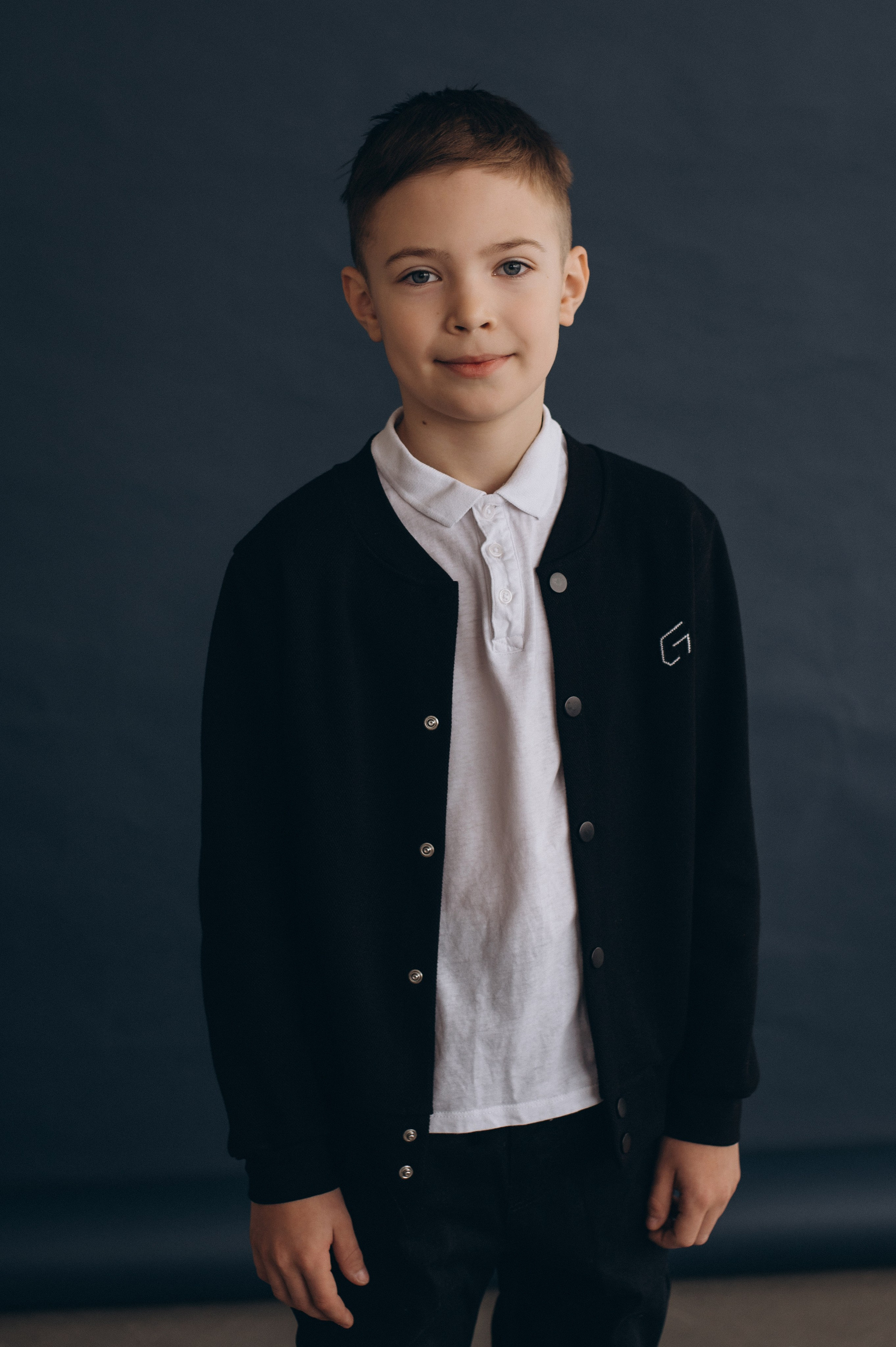 Фотосесія школярів у студії на шкільні фотоальбоми віньєтки Тернопіль, фотосесія випускників Тернопіль, шкільні фотокниги Тернопіль. Сімейний, дитячий та індивідуальний фотограф в м. Тернопіль, м. Львів