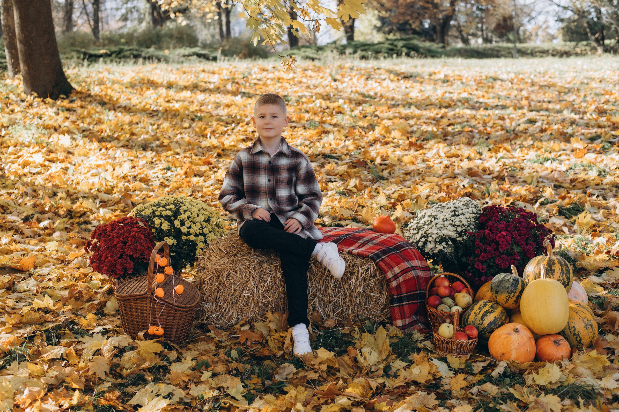 Осіння фотосесія 4 класу на віньєтки, випускні фотоальбоми Тернопіль, фотосесія випускників Тернопіль, шкільний випускний альбом Тернопіль. Сімейний, дитячий та індивідуальний фотограф в м. Тернопіль, м. Львів