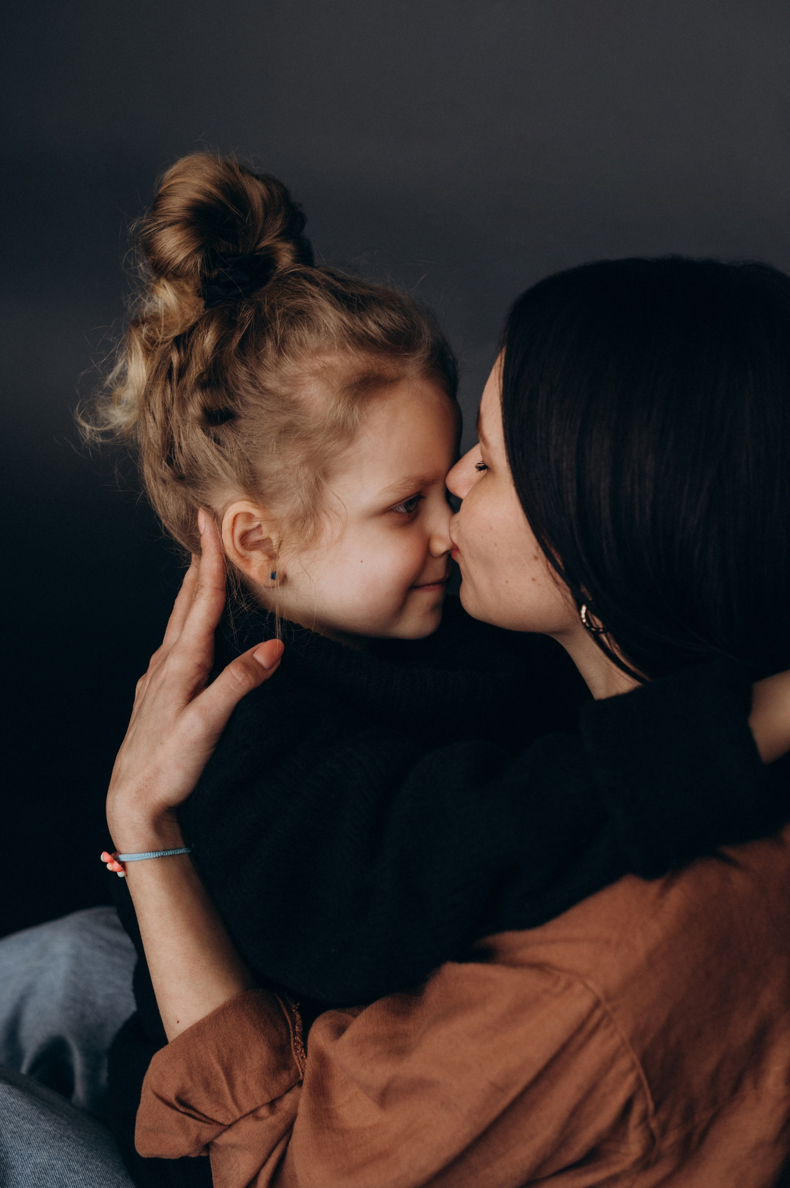 Сімейна фотосесія у студії, зйомка мами і дитини фотосесія Тернопіль Львів. Сімейний, дитячий та індивідуальний фотограф в м. Тернопіль, м. Львів