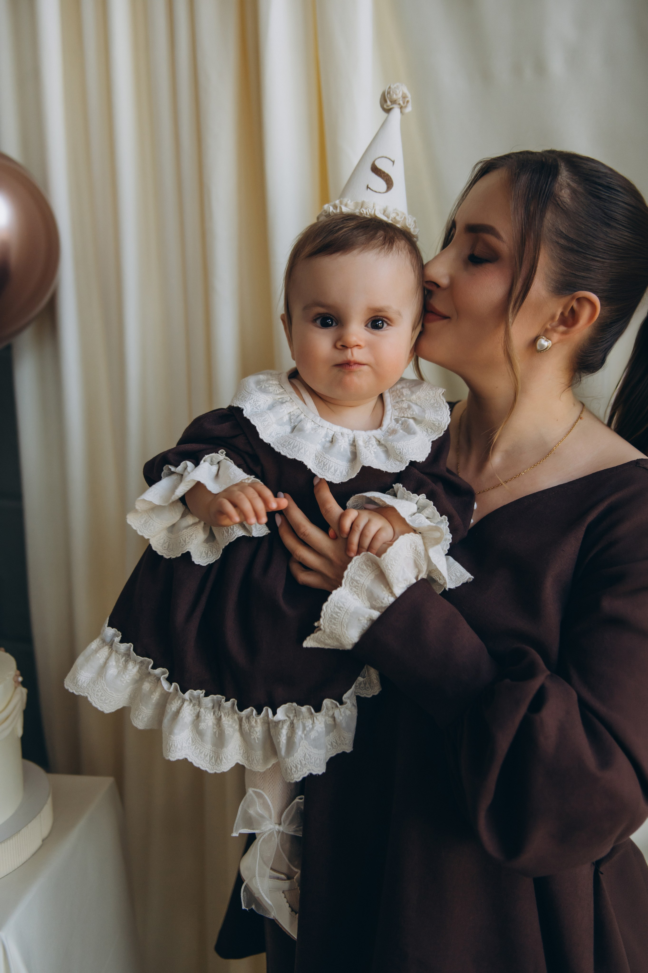 Ніжні сімейні фотографії дитини з мамою на перший рочок.