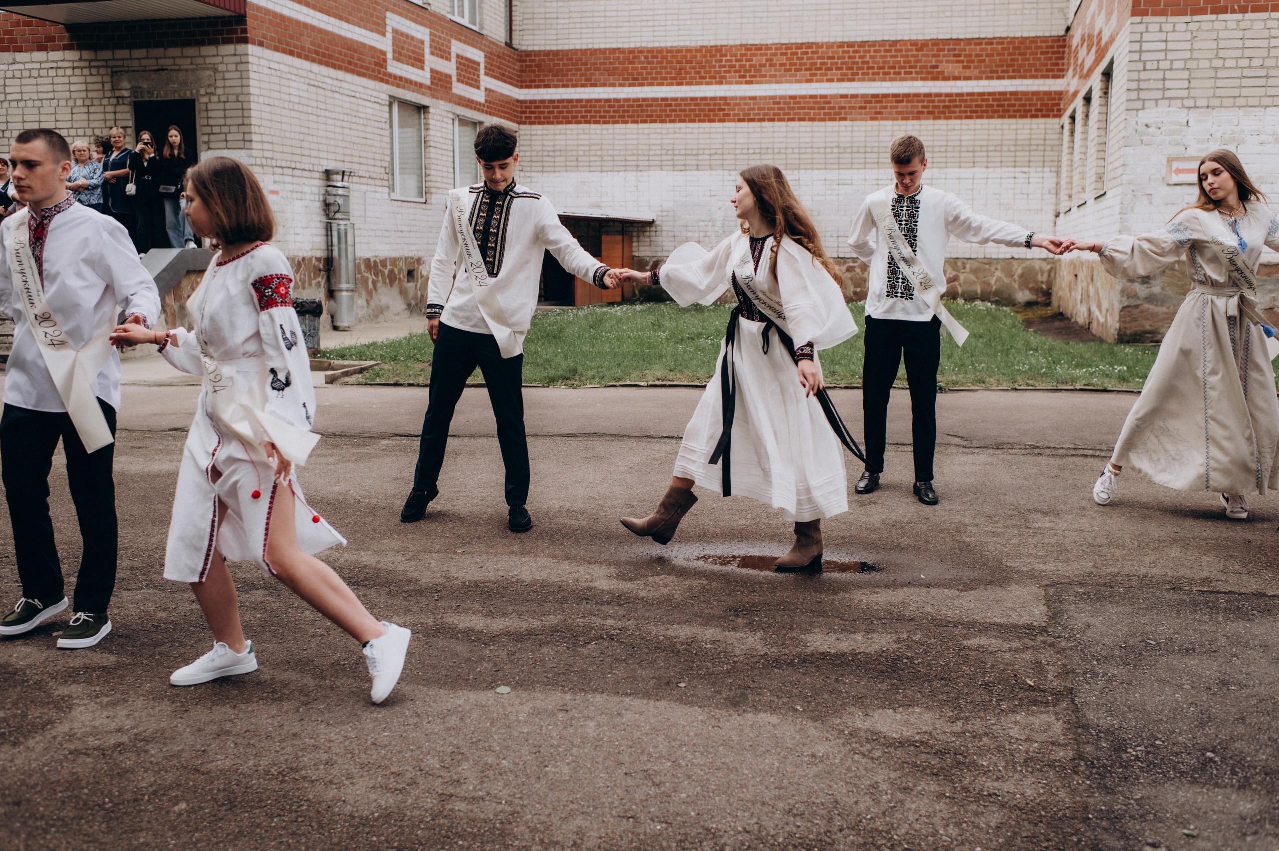Фотосесія останнього дзвоника, фотосесія випускників Тернопіль, випускний 2024. Сімейний, дитячий та індивідуальний фотограф в м. Тернопіль, м. Львів