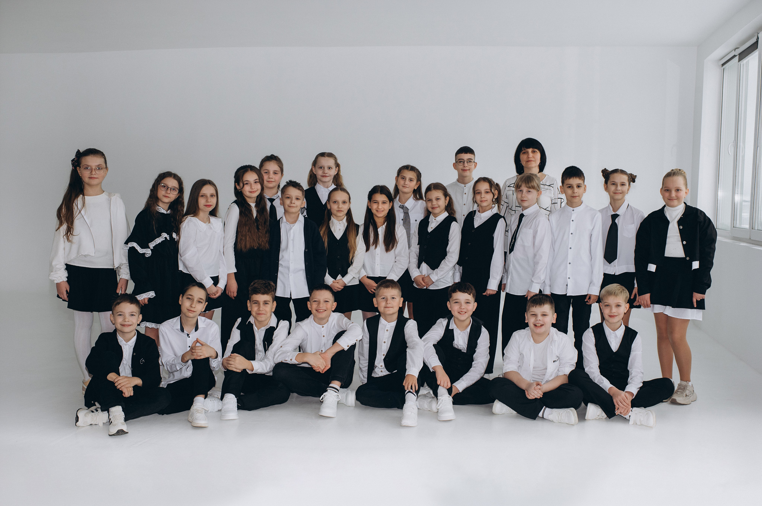 Фотосесія школярів у студії на шкільні фотоальбоми віньєтки Тернопіль, фотосесія випускників Тернопіль, шкільні фотокниги Тернопіль. Сімейний, дитячий та індивідуальний фотограф в м. Тернопіль, м. Львів