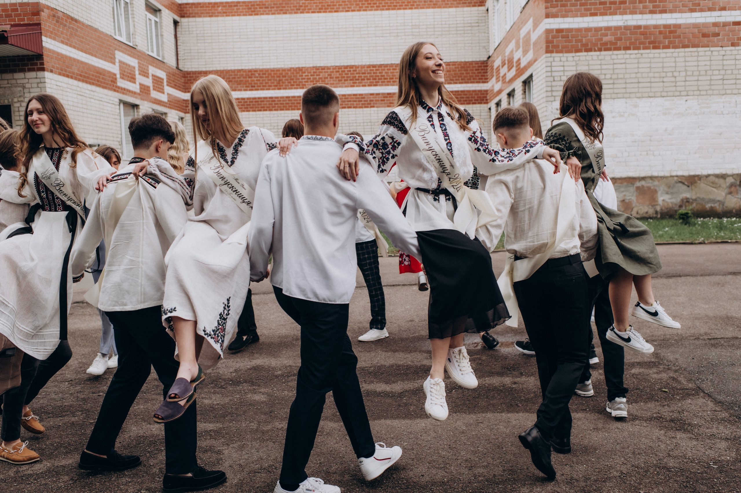 Фотосесія останнього дзвоника, фотосесія випускників Тернопіль, випускний 2024. Сімейний, дитячий та індивідуальний фотограф в м. Тернопіль, м. Львів