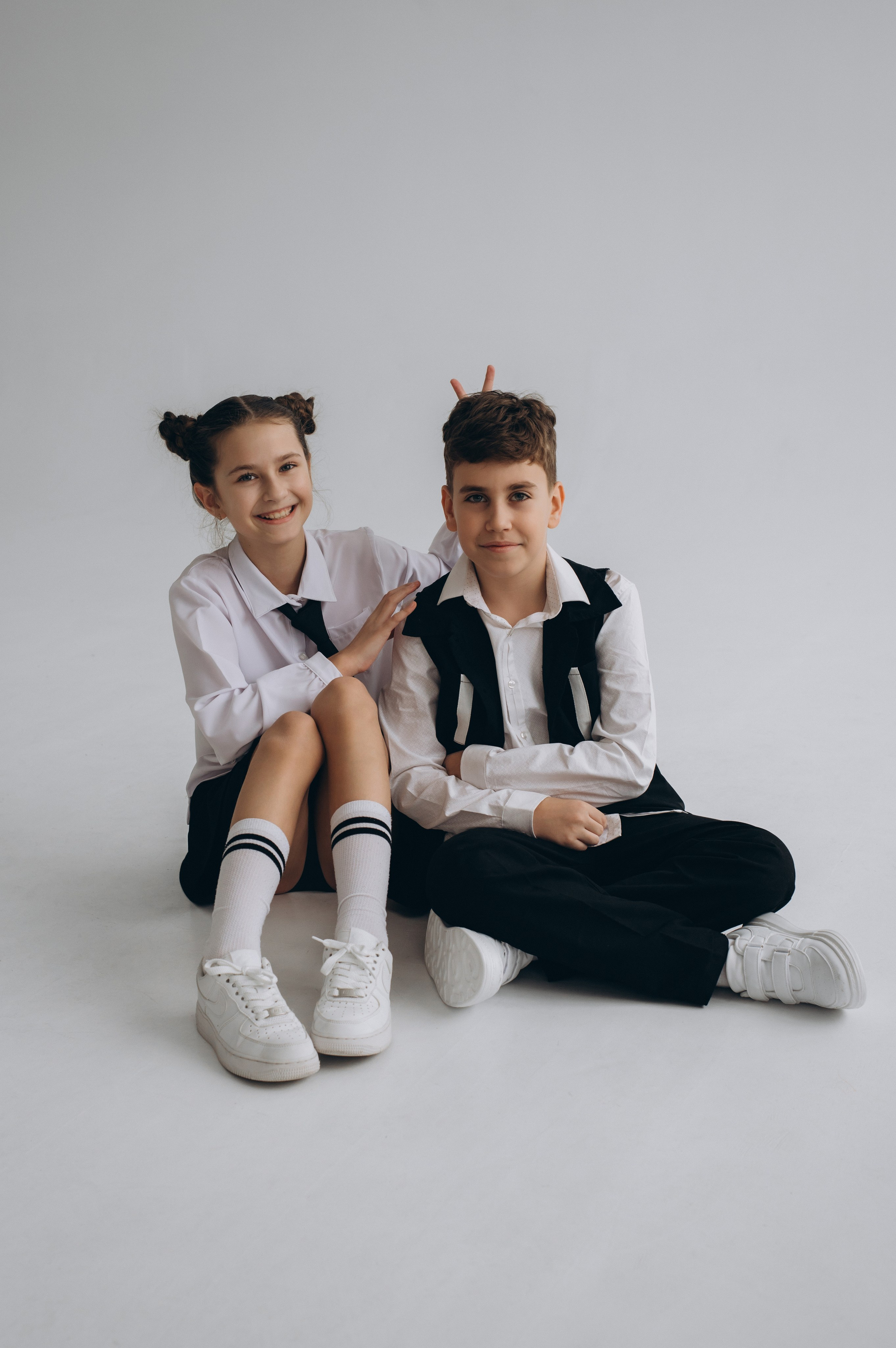 Фотосесія школярів у студії на шкільні фотоальбоми віньєтки Тернопіль, фотосесія випускників Тернопіль, шкільні фотокниги Тернопіль. Сімейний, дитячий та індивідуальний фотограф в м. Тернопіль, м. Львів