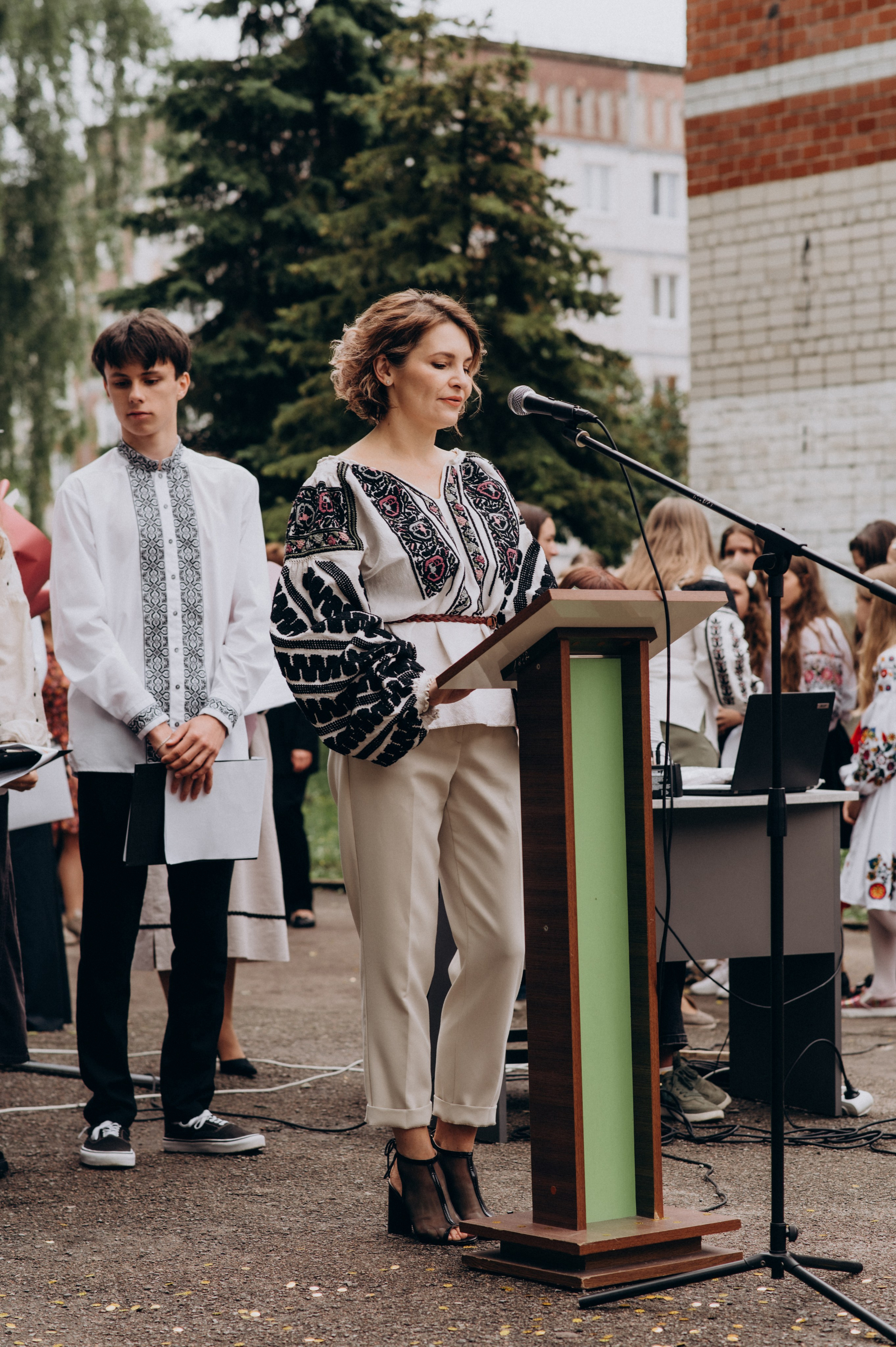 Фотосесія останнього дзвоника, фотосесія випускників Тернопіль, випускний 2024. Сімейний, дитячий та індивідуальний фотограф в м. Тернопіль, м. Львів