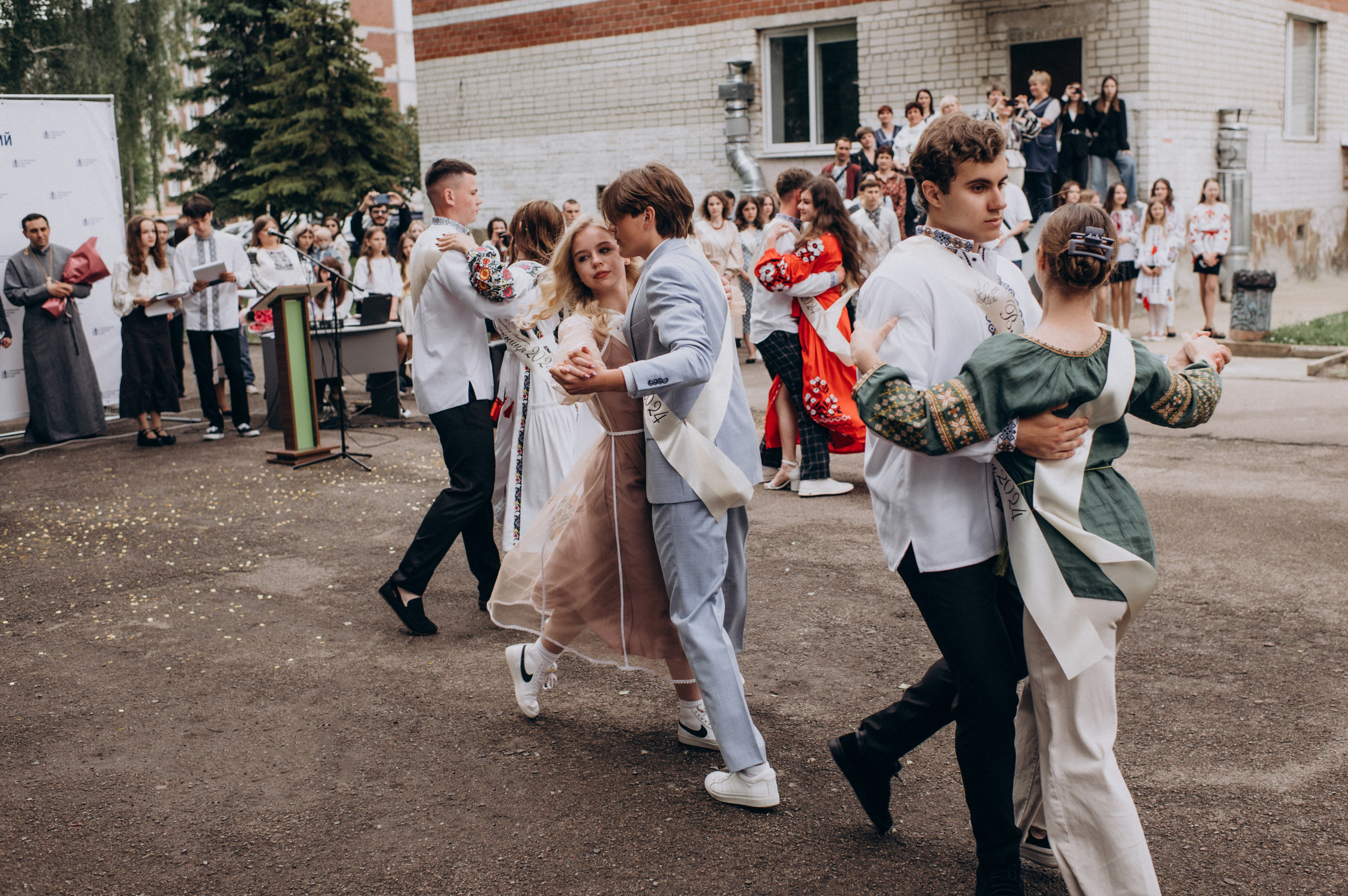 Фотосесія останнього дзвоника, фотосесія випускників Тернопіль, випускний 2024. Сімейний, дитячий та індивідуальний фотограф в м. Тернопіль, м. Львів