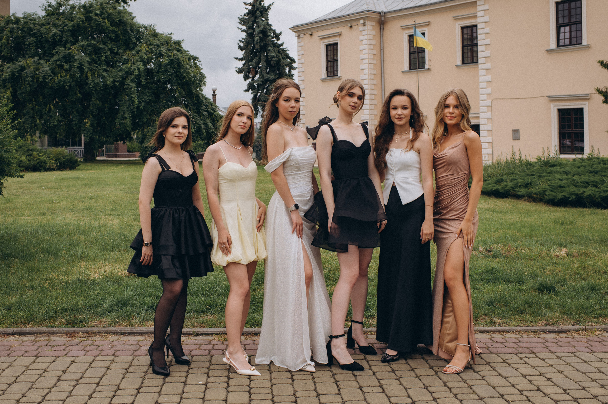 Випускники 2025, фотосесія випускного Тернопіль, фотосесія випускників Тернопіль, зйомка випускного, фотосесія випускного. Сімейний, дитячий та індивідуальний фотограф в м. Тернопіль, м. Львів