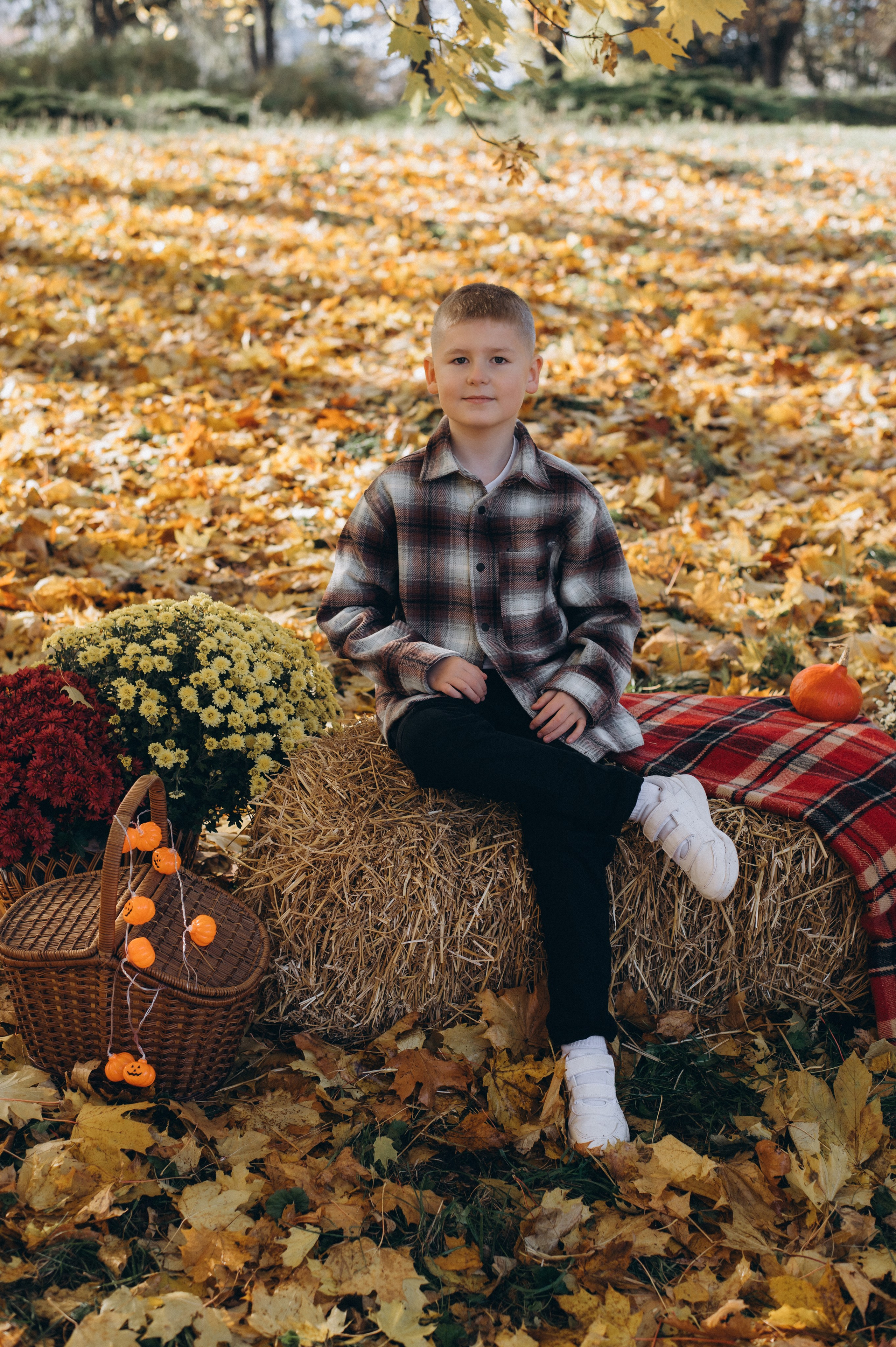 Осіння фотосесія 4 класу на віньєтки, випускні фотоальбоми Тернопіль, фотосесія випускників Тернопіль, шкільний випускний альбом Тернопіль. Сімейний, дитячий та індивідуальний фотограф в м. Тернопіль, м. Львів
