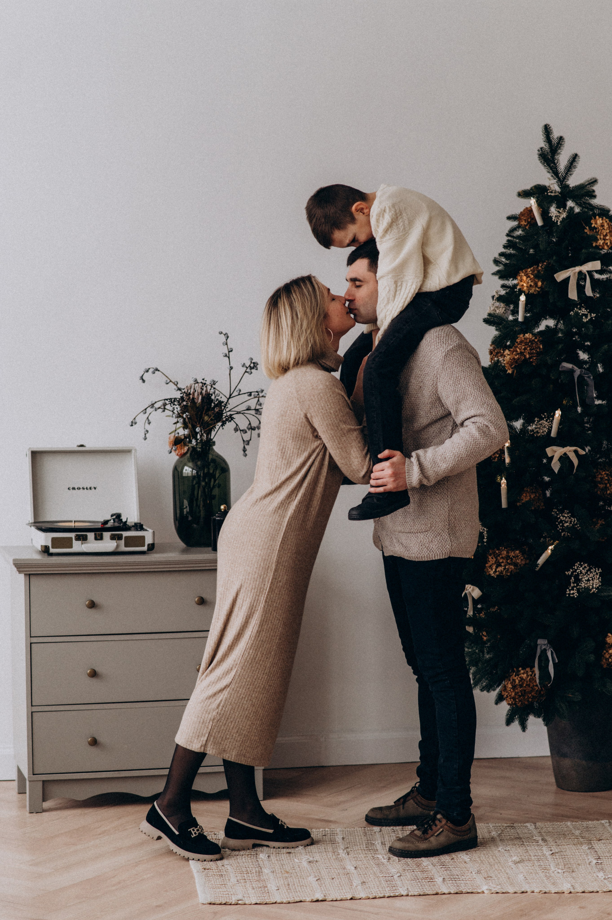 Новорічна сімейна фотосесія у студії, сімейна фотосесія Тернопіль Львів. Сімейний, дитячий та індивідуальний фотограф в м. Тернопіль, м. Львів