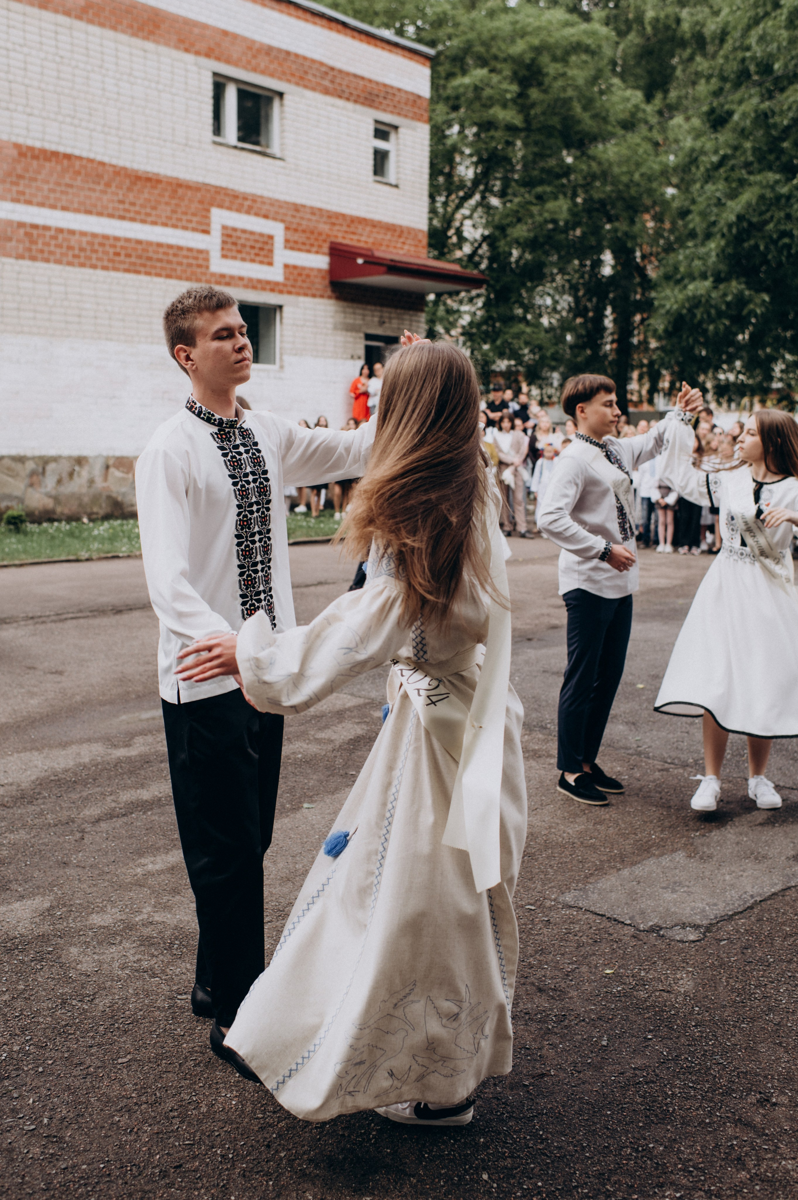 Фотосесія останнього дзвоника, фотосесія випускників Тернопіль, випускний 2024. Сімейний, дитячий та індивідуальний фотограф в м. Тернопіль, м. Львів