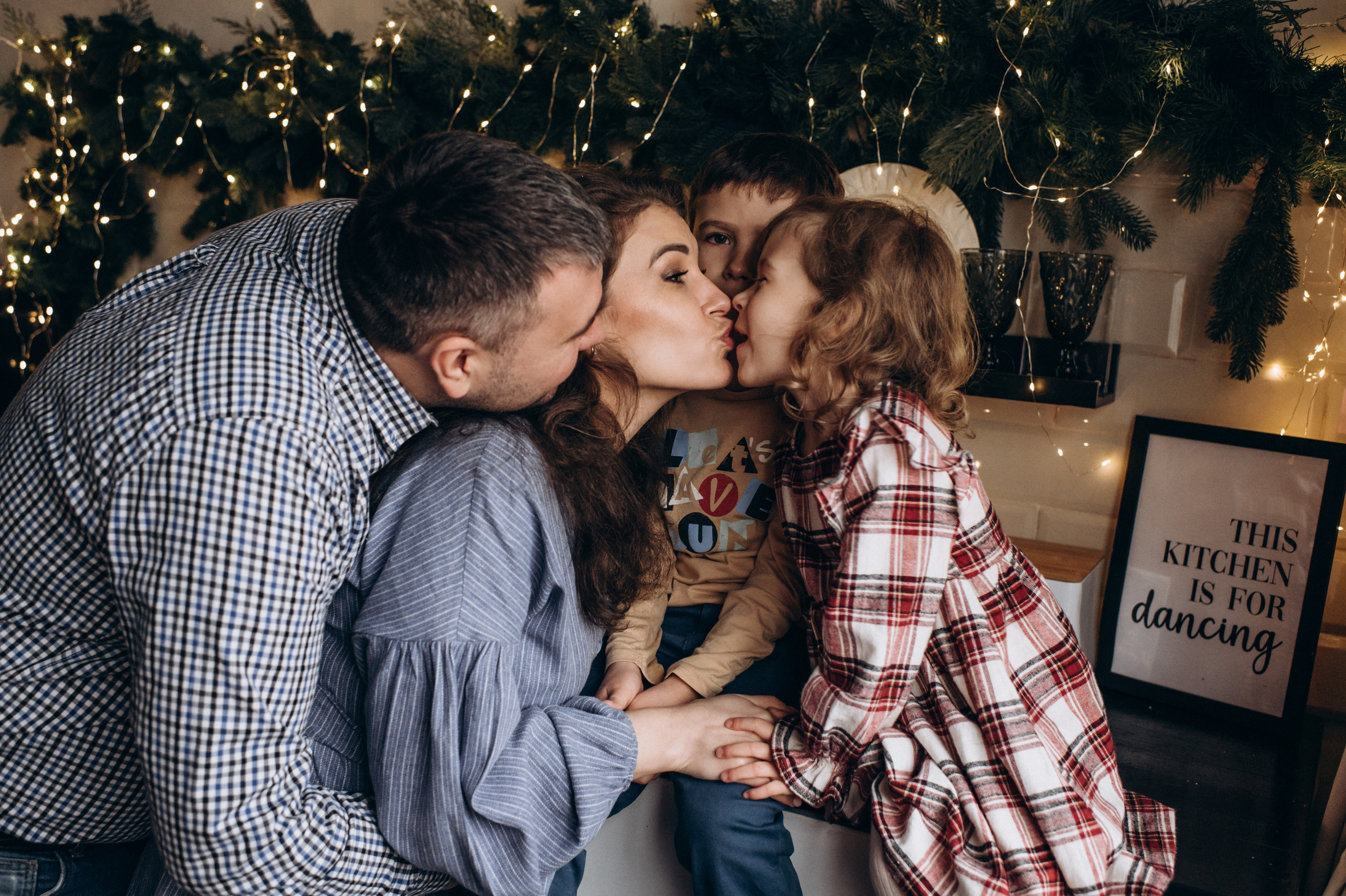 Новорічна сімейна зйомка у студії. Сімейний, дитячий та індивідуальний фотограф в м. Тернопіль, м. Львів