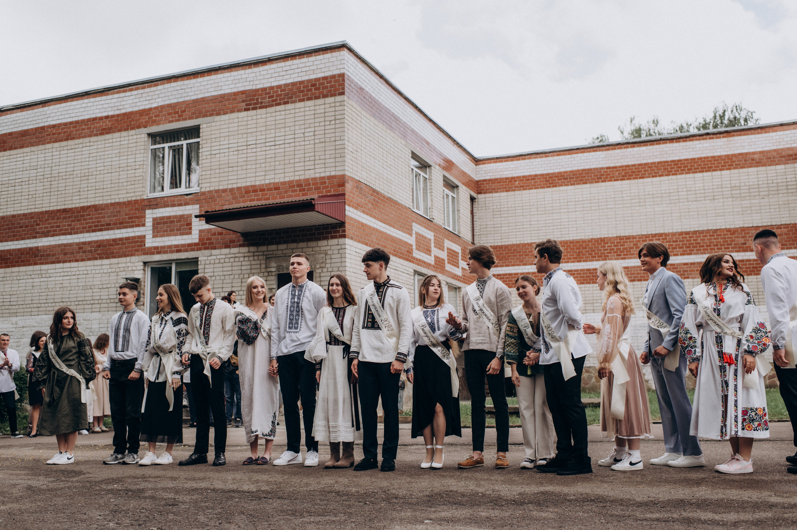 Фотосесія останнього дзвоника, фотосесія випускників Тернопіль, випускний 2024. Сімейний, дитячий та індивідуальний фотограф в м. Тернопіль, м. Львів