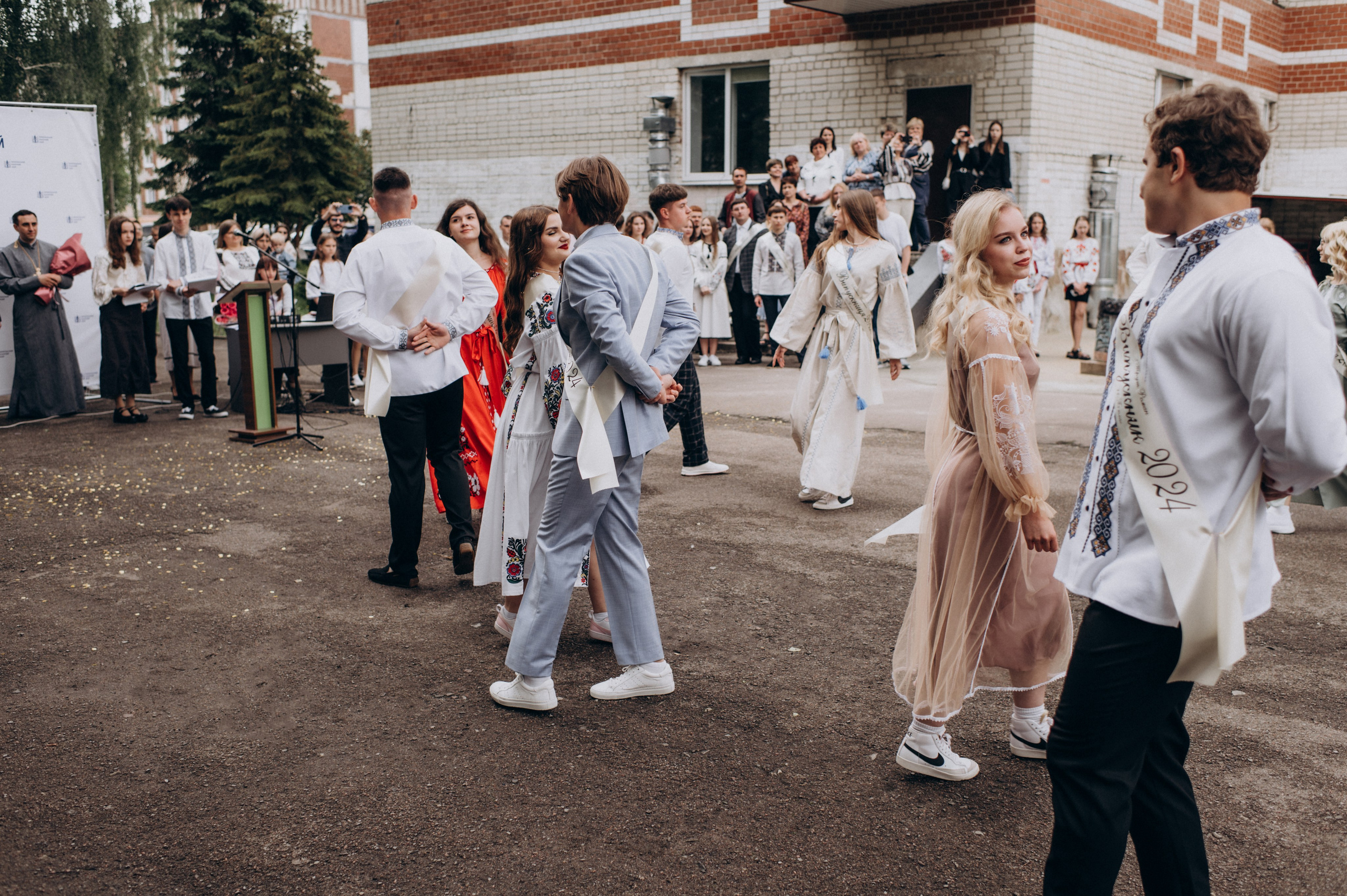 Фотосесія останнього дзвоника, фотосесія випускників Тернопіль, випускний 2024. Сімейний, дитячий та індивідуальний фотограф в м. Тернопіль, м. Львів