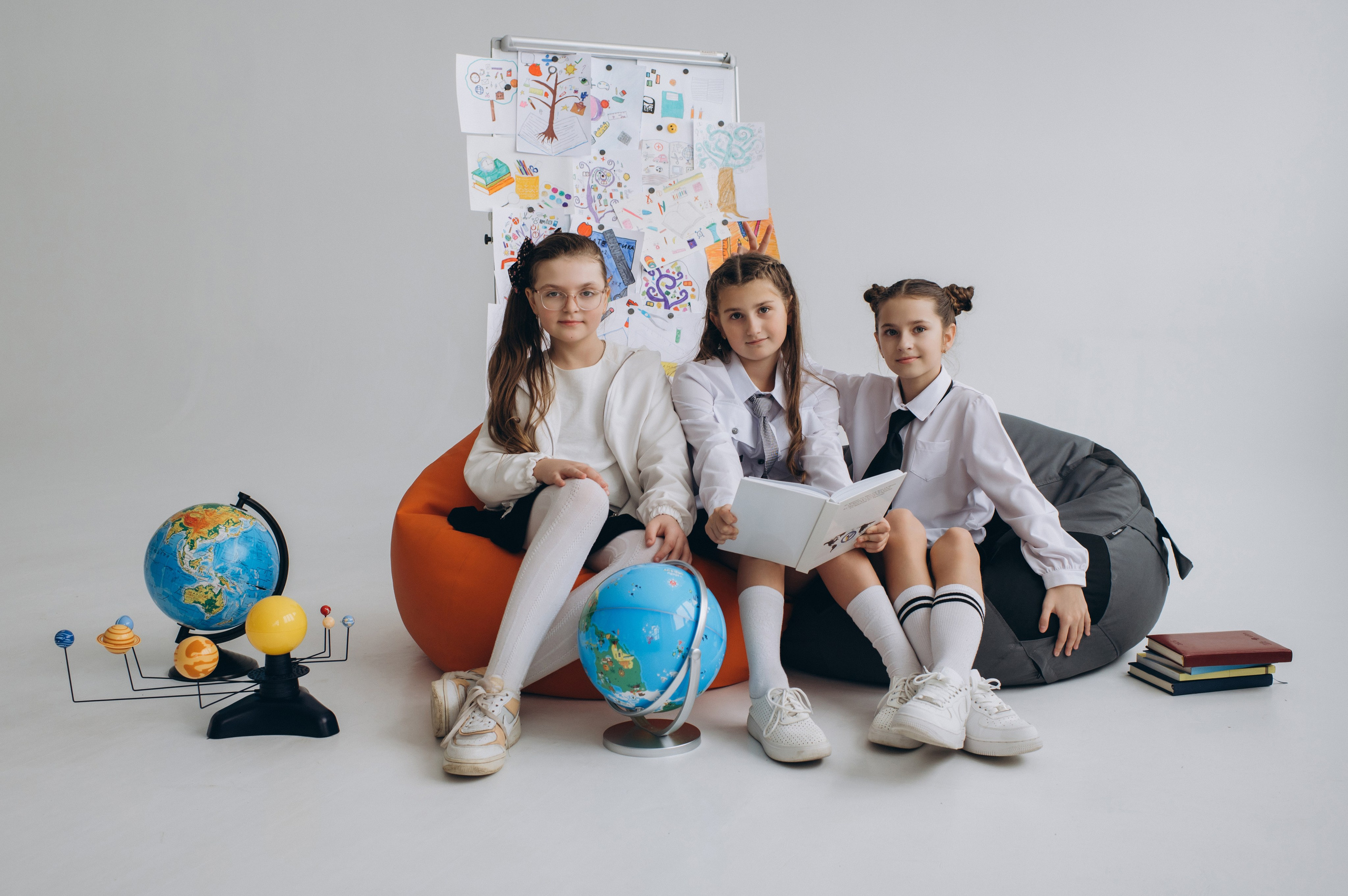 Фотосесія школярів у студії на шкільні фотоальбоми віньєтки Тернопіль, фотосесія випускників Тернопіль, шкільні фотокниги Тернопіль. Сімейний, дитячий та індивідуальний фотограф в м. Тернопіль, м. Львів