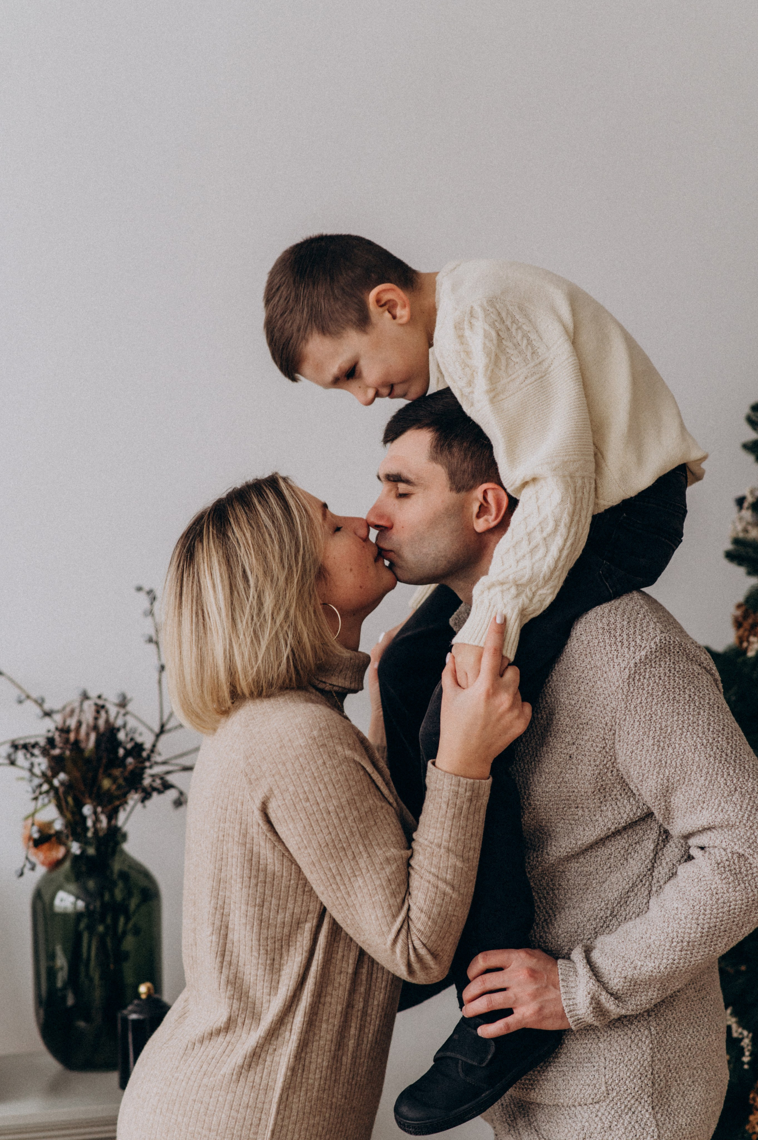 Новорічна сімейна фотосесія у студії, сімейна фотосесія Тернопіль Львів. Сімейний, дитячий та індивідуальний фотограф в м. Тернопіль, м. Львів