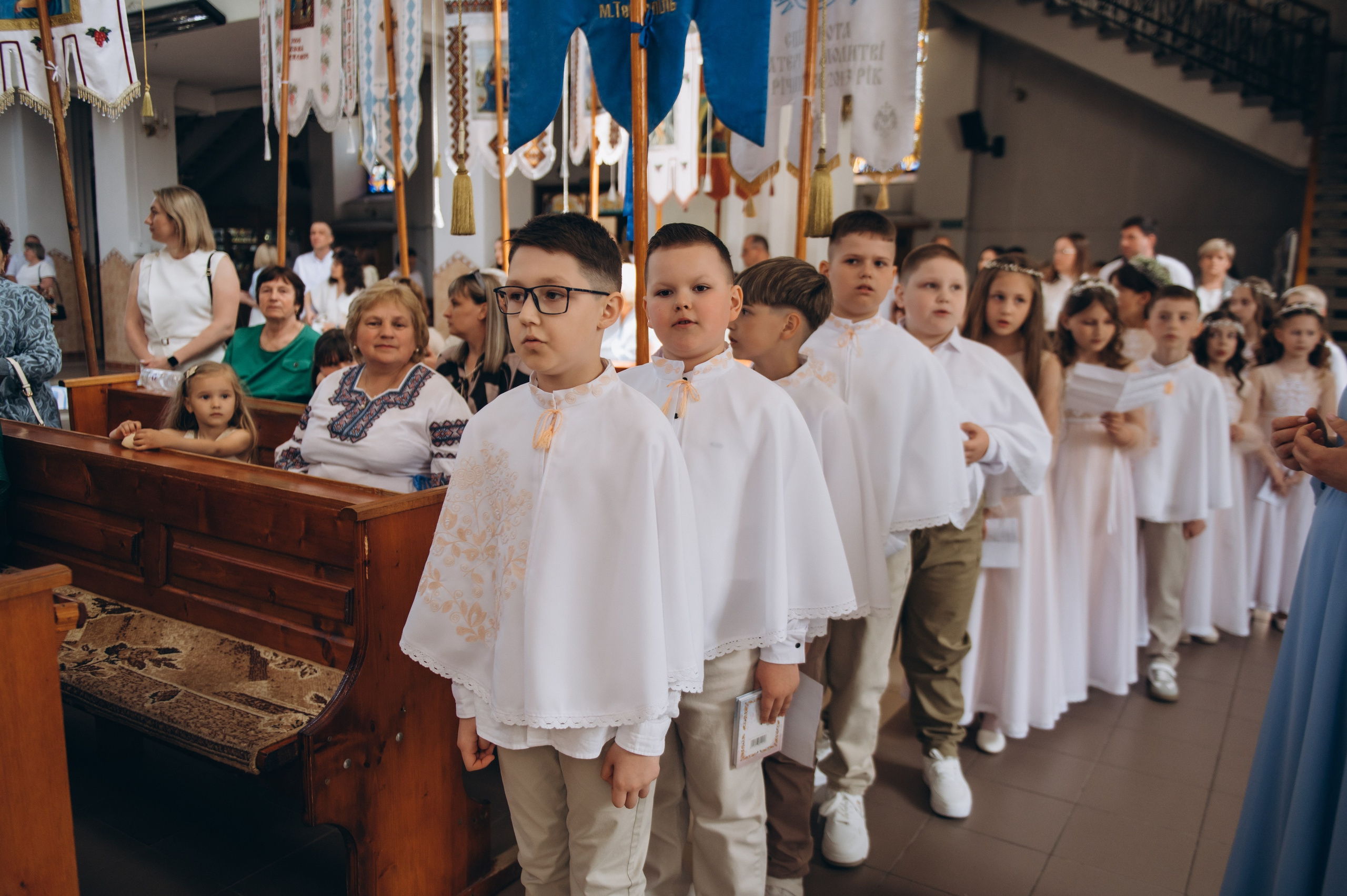 Фотосесія Причастя Тернопіль церква Св Михаїла, фотограф на Причастя Тернопіль, фотосесія Літургії Причастя Тернопіль. Сімейний, дитячий та індивідуальний фотограф в м. Тернопіль, м. Львів