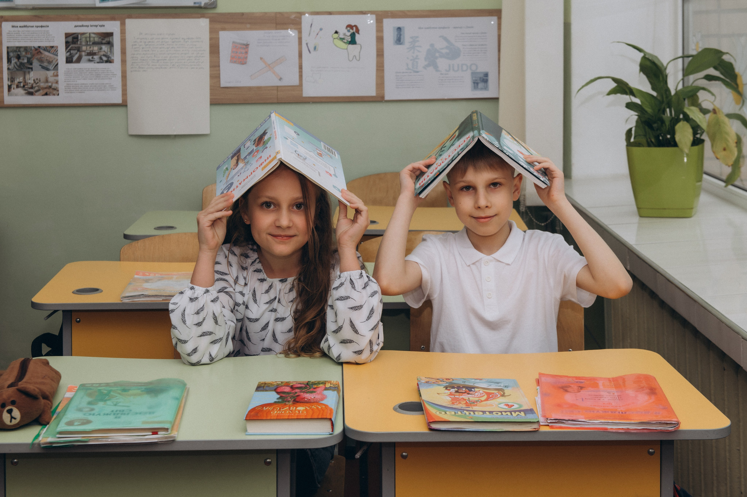 Шкільна фотосесія на віньєтки Тернопіль, фотосесія випускників Тернопіль, зйомка на віньєтки, шкільні фотоальбоми Тернопіль. Сімейний, дитячий та індивідуальний фотограф в м. Тернопіль, м. Львів