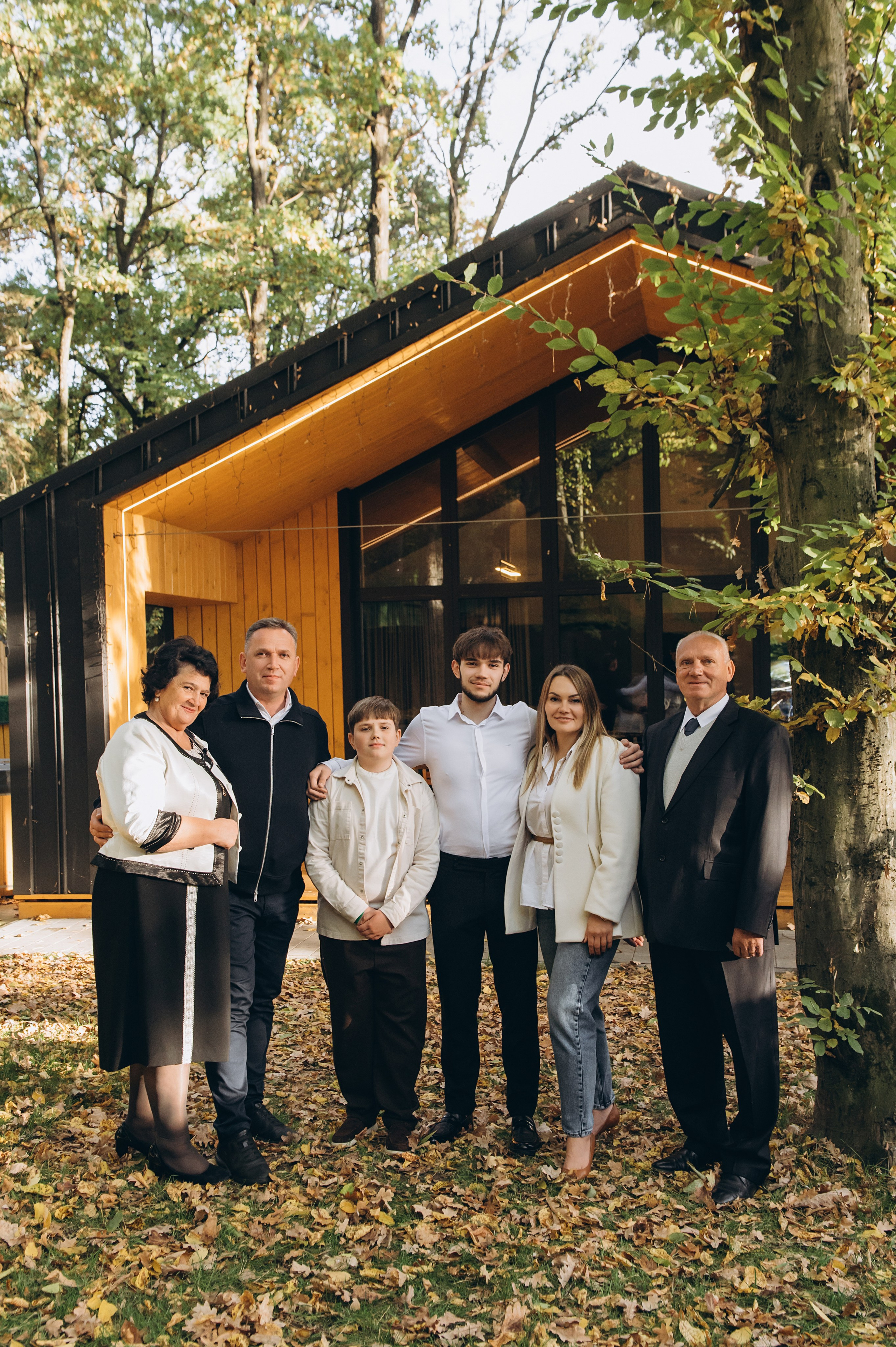 Іменинник із родиною та дідусем під час святкування дня народження.