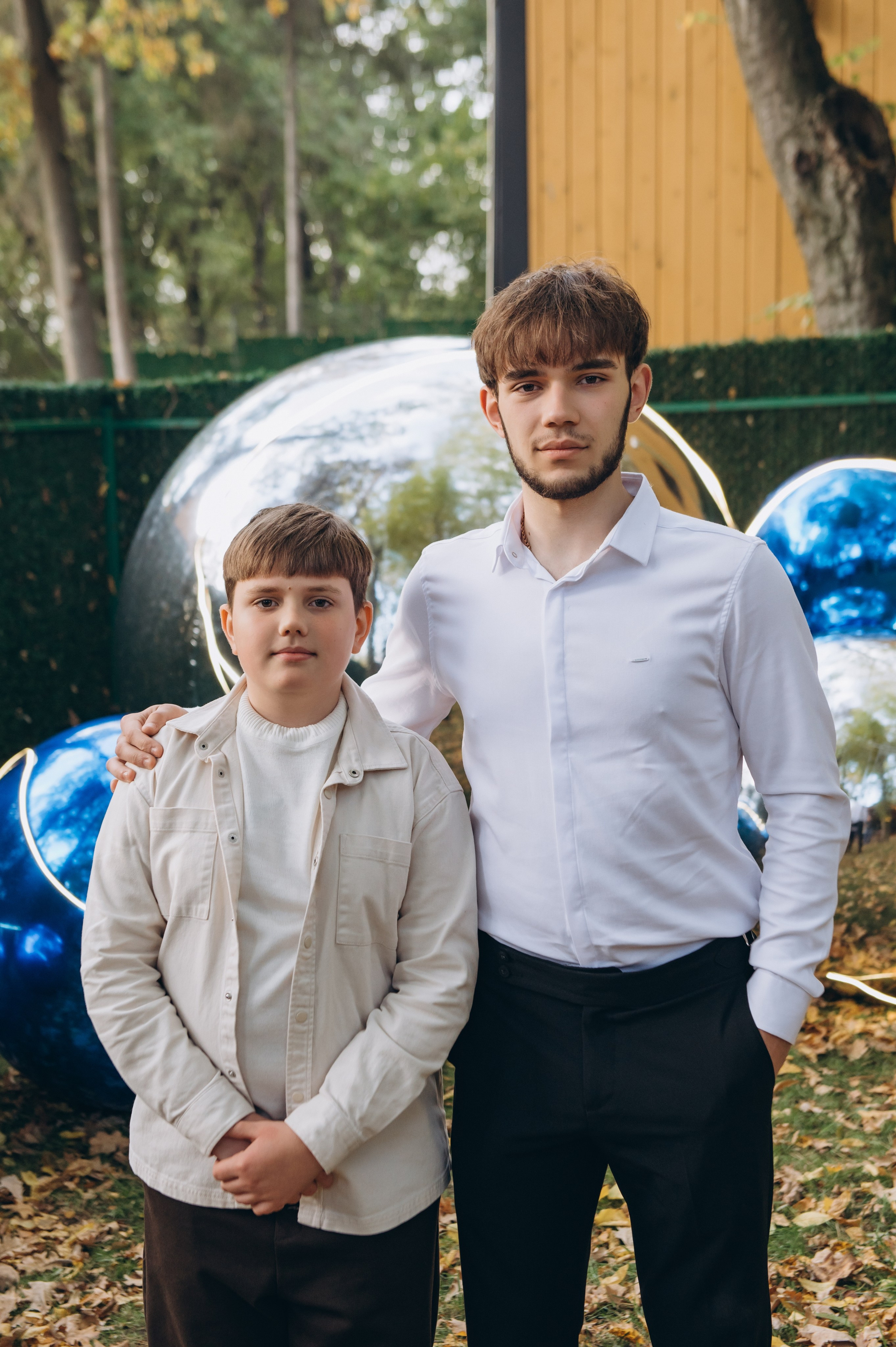 Спільна фотографія іменинника з братом на святкуванні 18-річчя.