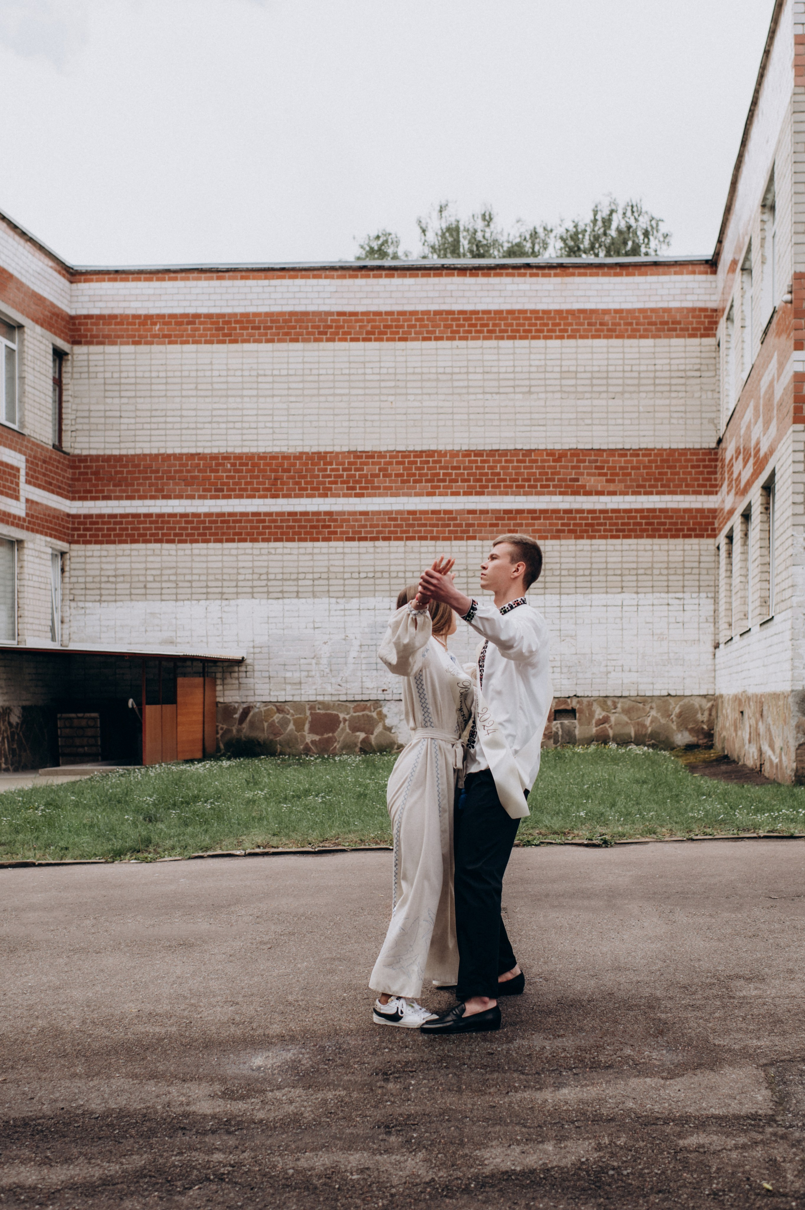 Фотосесія останнього дзвоника, фотосесія випускників Тернопіль, випускний 2024. Сімейний, дитячий та індивідуальний фотограф в м. Тернопіль, м. Львів