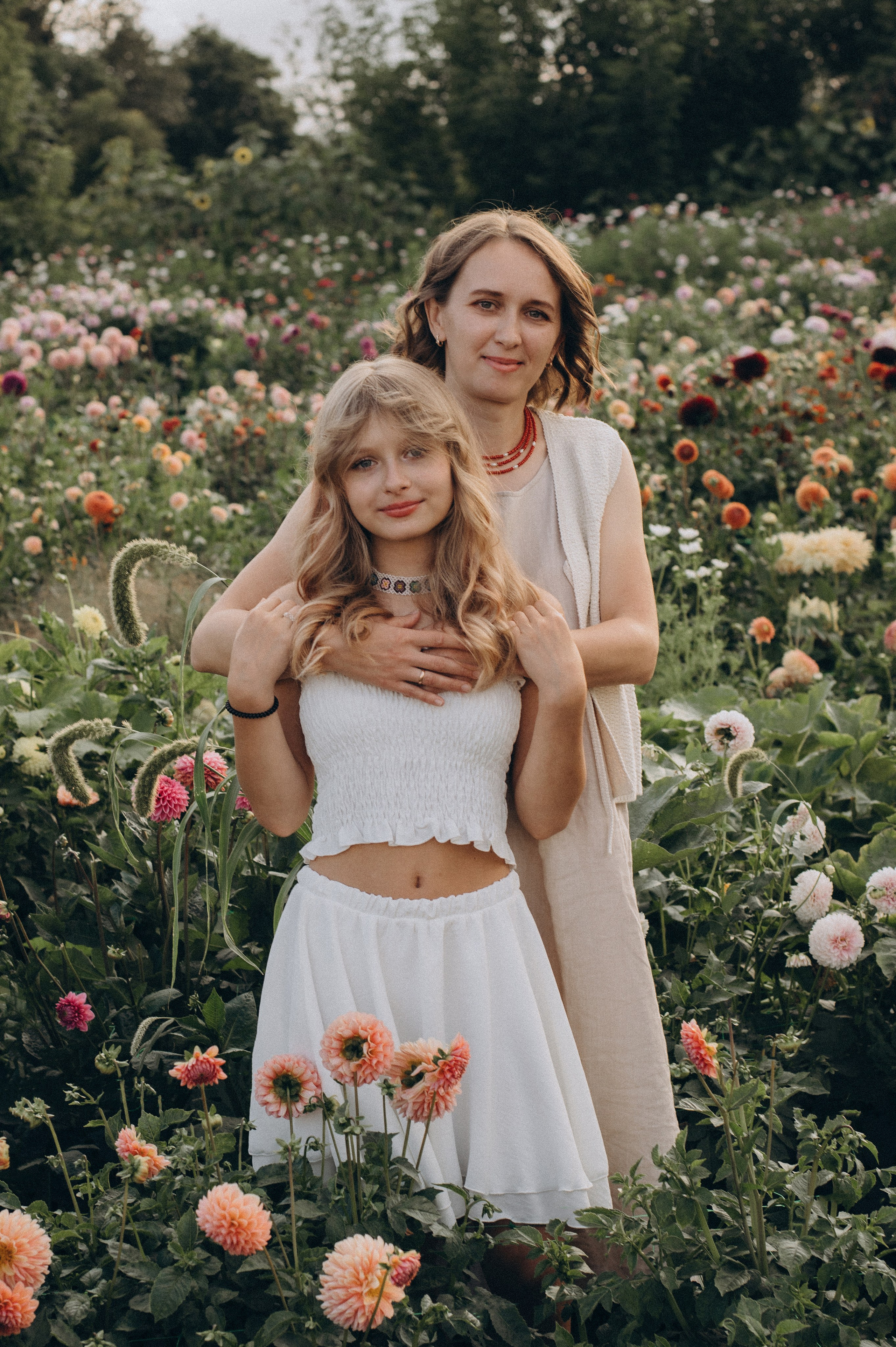 Сімейна фотосесія мами і доньки, сімейний фотограф Тернопіль, портретний фотограф, сімейна фотосесія Тернопіль, фотосесія в жоржинах. Сімейний, дитячий та індивідуальний фотограф в м. Тернопіль, м. Львів