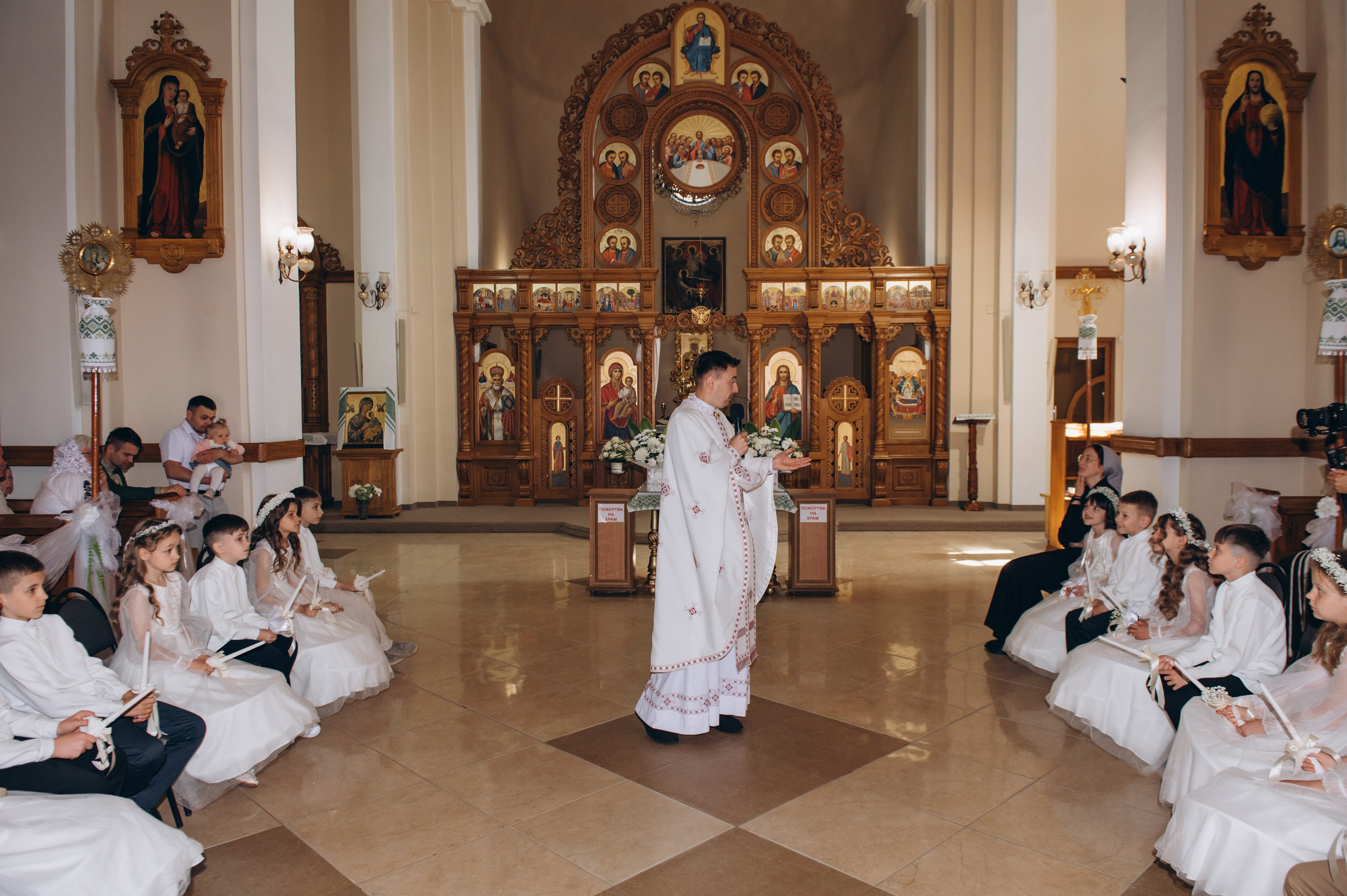 Фотосесія Першого Причастя Тернопіль, зйомка Першого Причастя Тернопіль, Церква Успіння Пресвятої Богородиці Причастя Тернопіль. Сімейний, дитячий та індивідуальний фотограф в м. Тернопіль, м. Львів