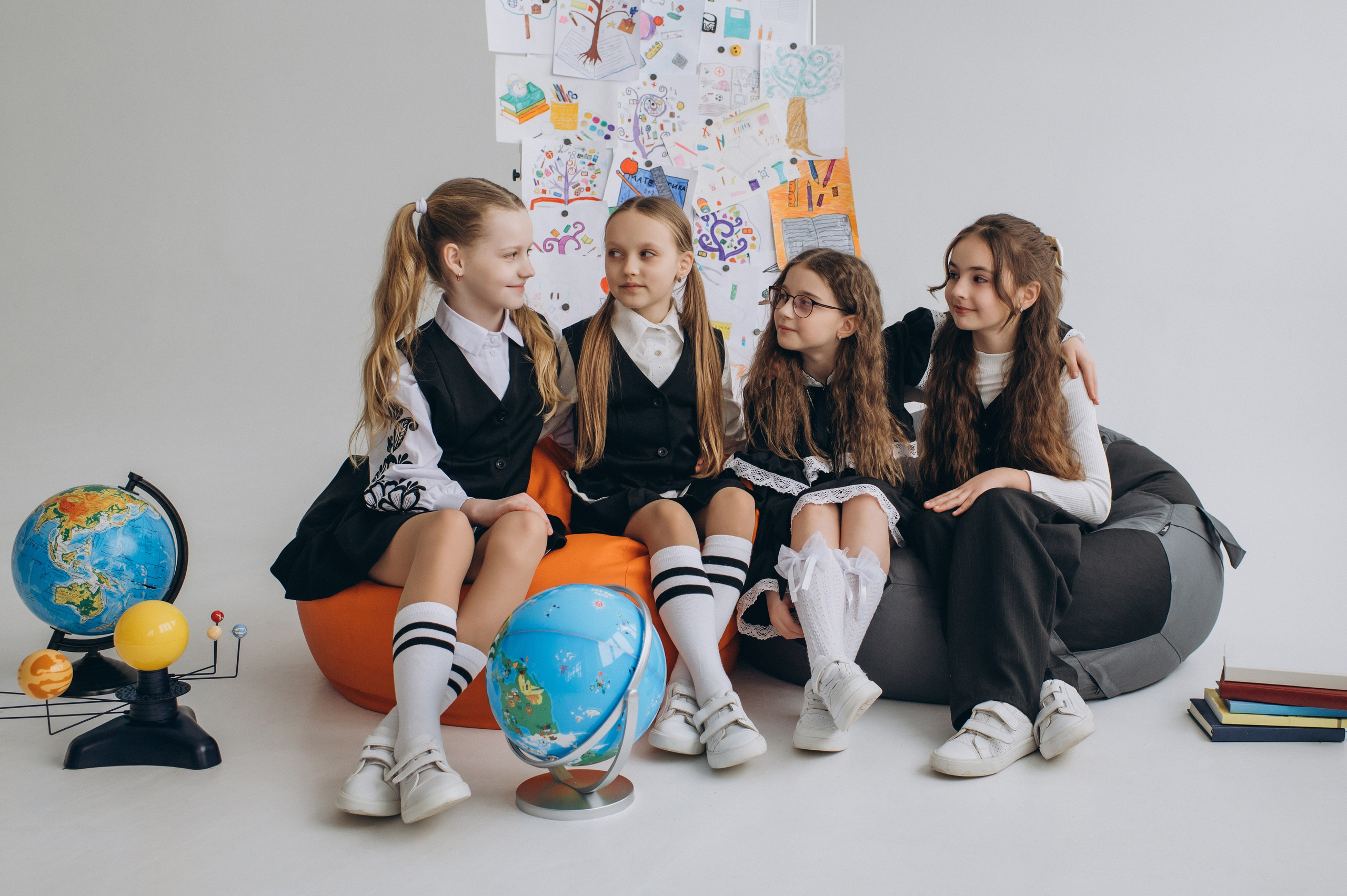 Фотосесія школярів у студії на шкільні фотоальбоми віньєтки Тернопіль, фотосесія випускників Тернопіль, шкільні фотокниги Тернопіль. Сімейний, дитячий та індивідуальний фотограф в м. Тернопіль, м. Львів