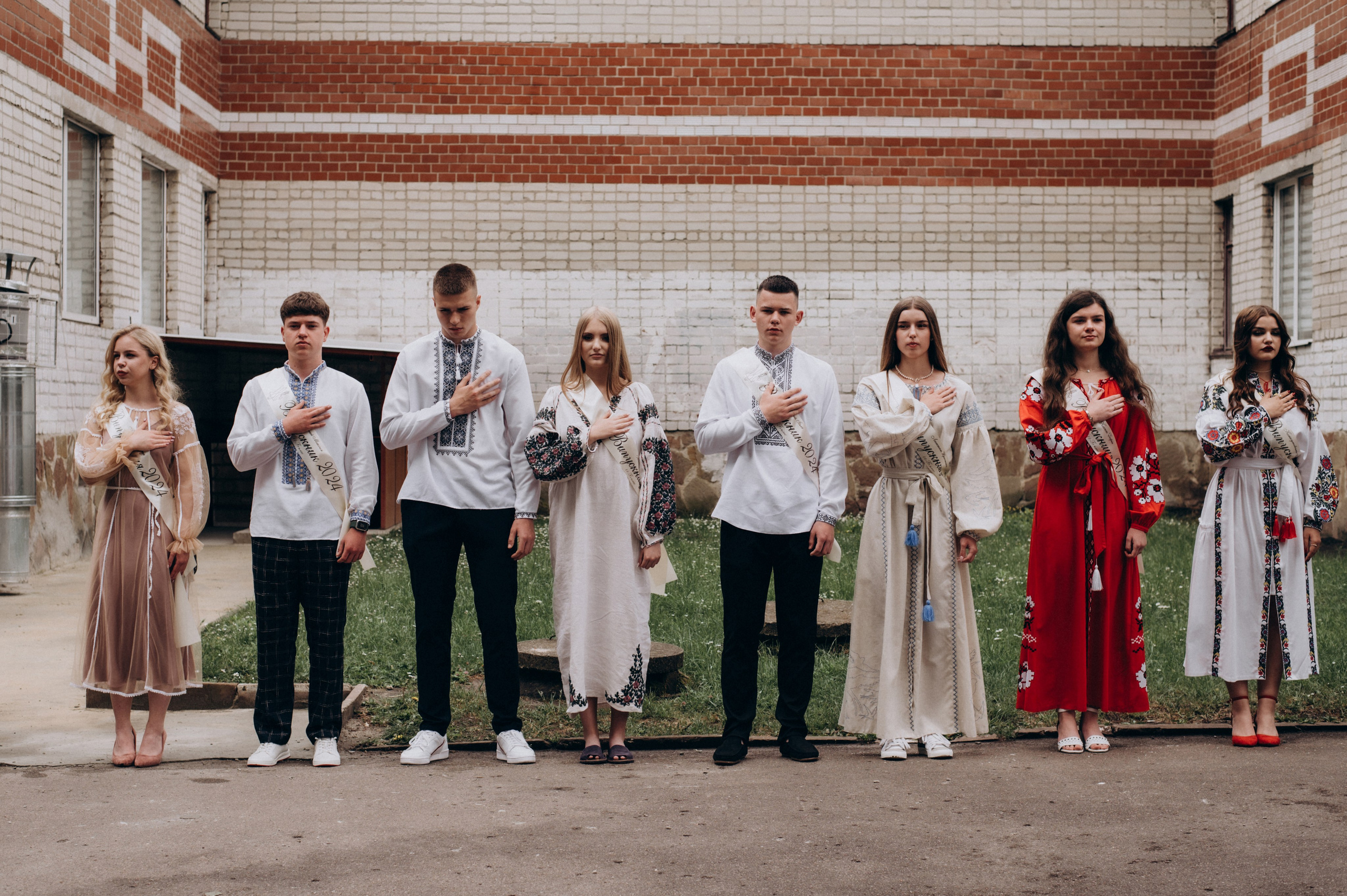 Фотосесія останнього дзвоника, фотосесія випускників Тернопіль, випускний 2024. Сімейний, дитячий та індивідуальний фотограф в м. Тернопіль, м. Львів