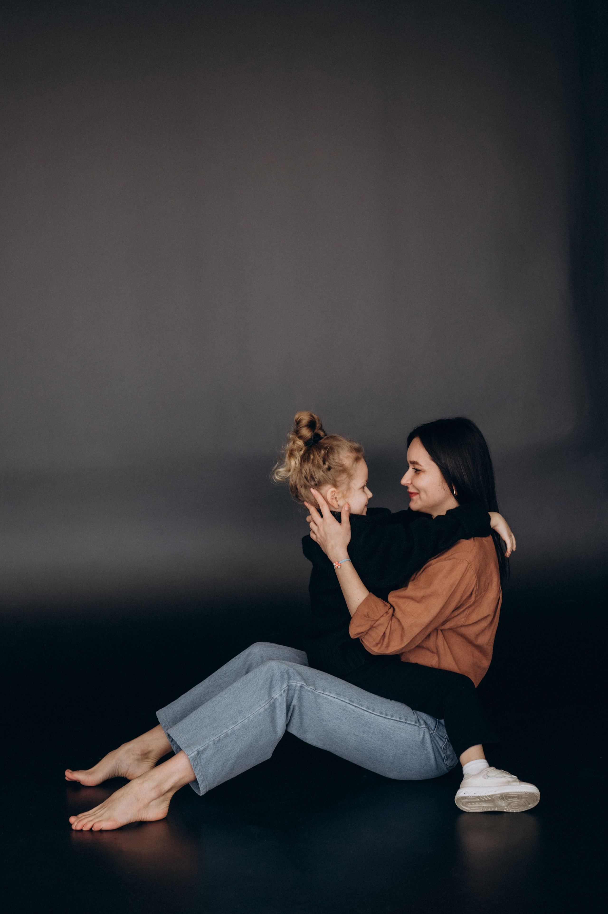 Сімейна фотосесія у студії, зйомка мами і дитини фотосесія Тернопіль Львів. Сімейний, дитячий та індивідуальний фотограф в м. Тернопіль, м. Львів