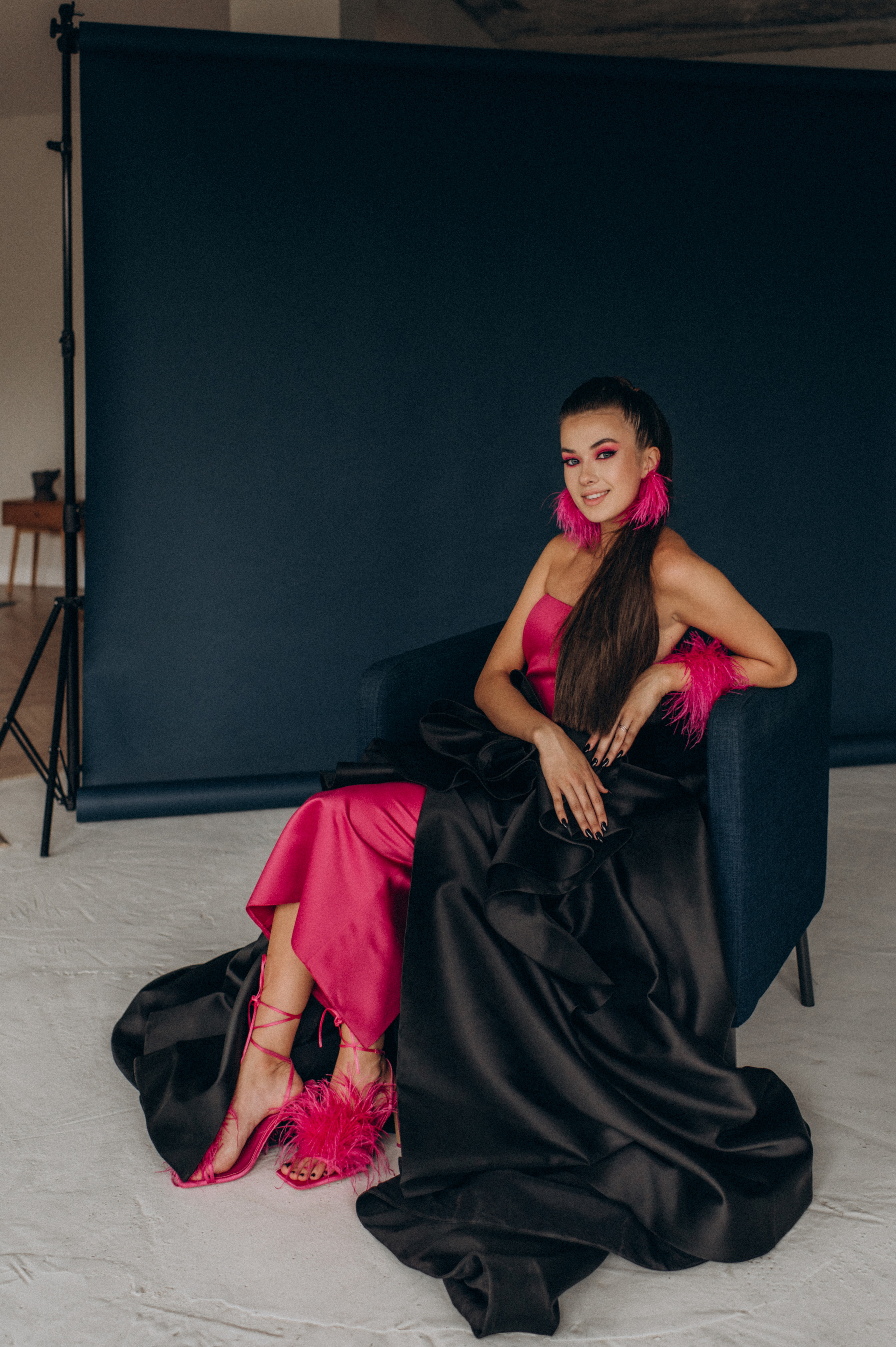 Випускниця, зйомка у студії, фотосесія випускного Тернопіль Львів. Сімейний, дитячий та індивідуальний фотограф в м. Тернопіль, м. Львів