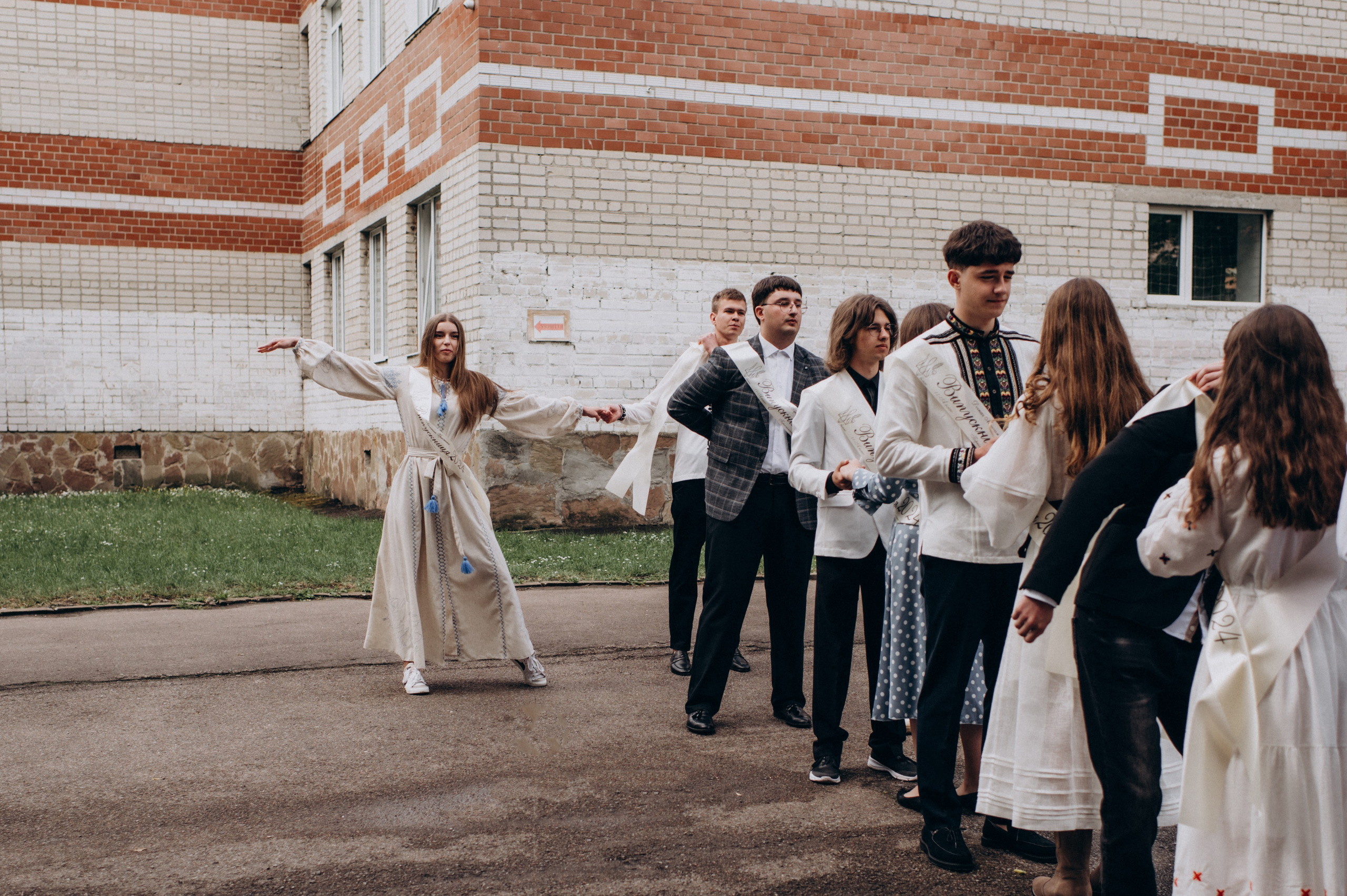 Фотосесія останнього дзвоника, фотосесія випускників Тернопіль, випускний 2024. Сімейний, дитячий та індивідуальний фотограф в м. Тернопіль, м. Львів
