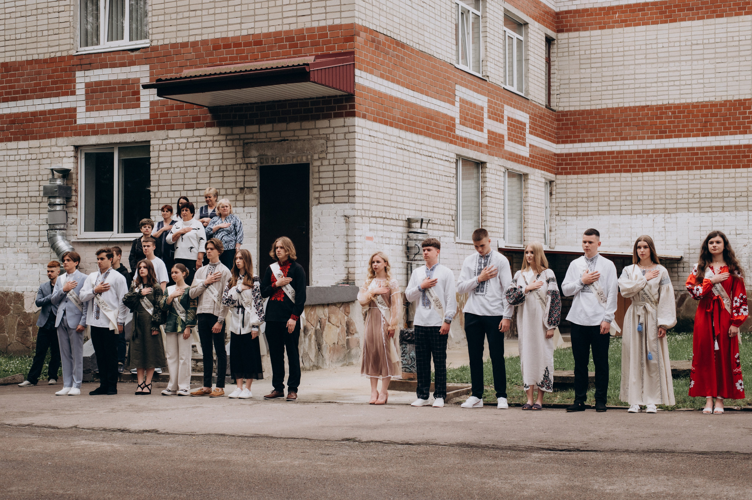 Фотосесія останнього дзвоника, фотосесія випускників Тернопіль, випускний 2024. Сімейний, дитячий та індивідуальний фотограф в м. Тернопіль, м. Львів