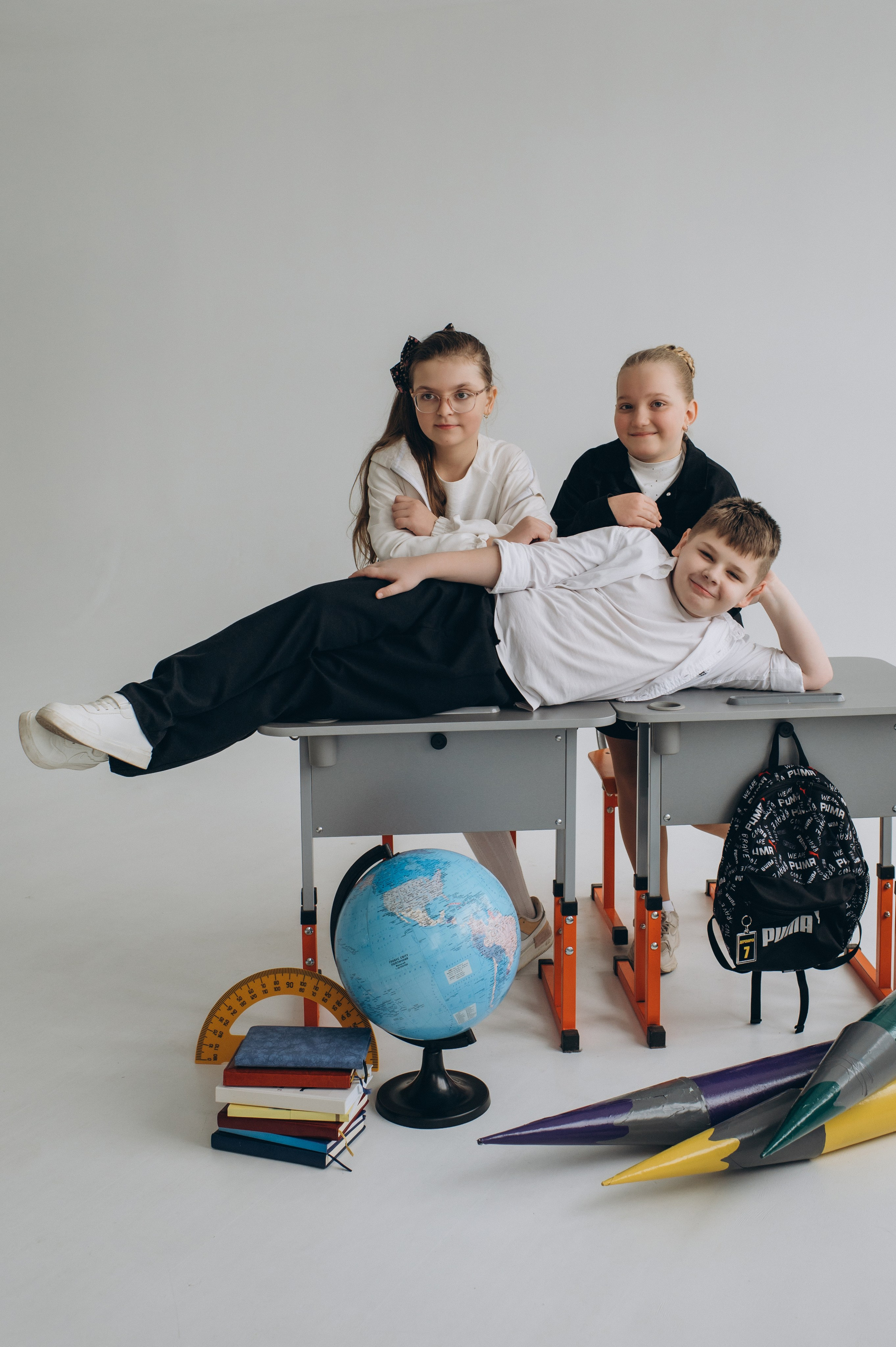 Фотосесія школярів у студії на шкільні фотоальбоми віньєтки Тернопіль, фотосесія випускників Тернопіль, шкільні фотокниги Тернопіль. Сімейний, дитячий та індивідуальний фотограф в м. Тернопіль, м. Львів