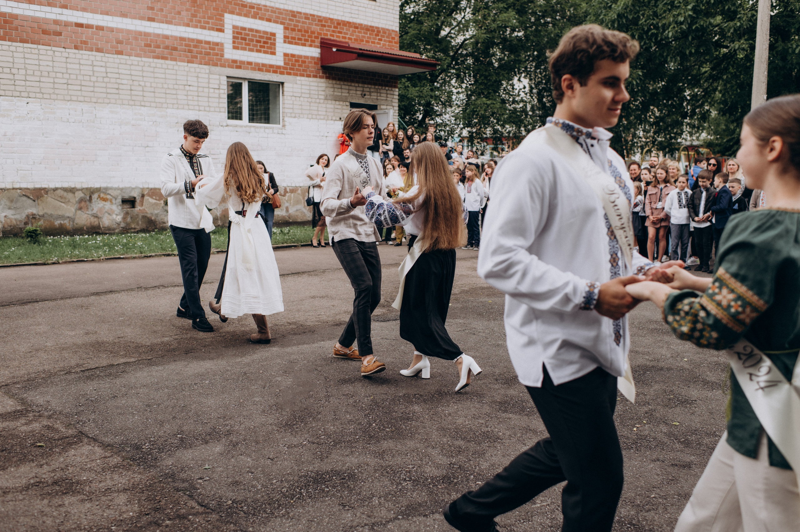 Фотосесія останнього дзвоника, фотосесія випускників Тернопіль, випускний 2024. Сімейний, дитячий та індивідуальний фотограф в м. Тернопіль, м. Львів