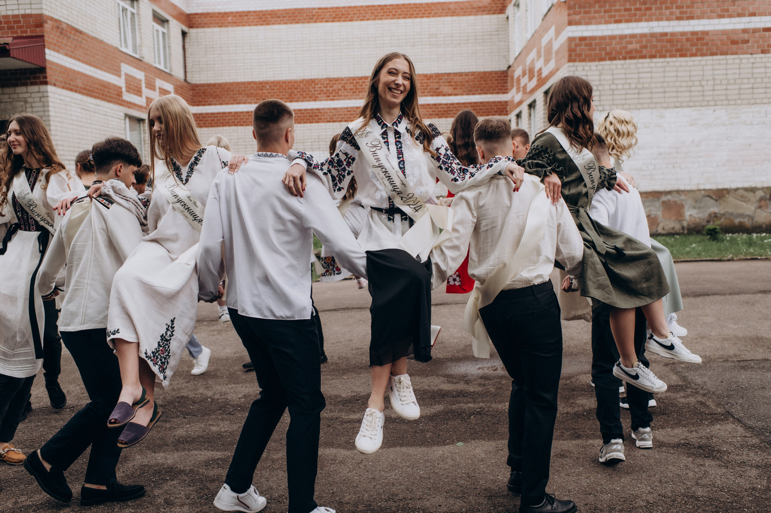Фотосесія останнього дзвоника, фотосесія випускників Тернопіль, випускний 2024. Сімейний, дитячий та індивідуальний фотограф в м. Тернопіль, м. Львів