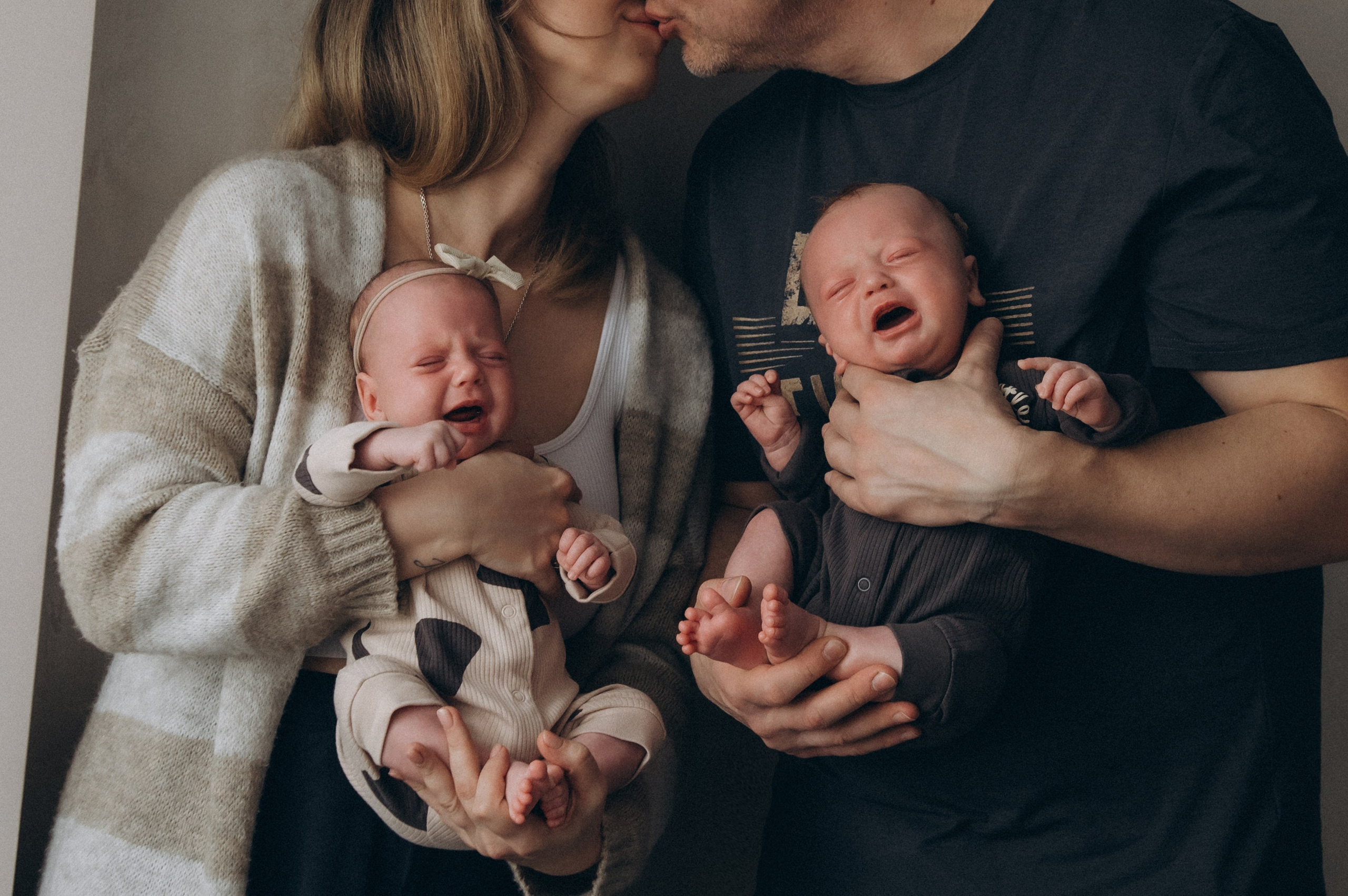 Сімейна фотосесія вдома Тернопіль, сімейний фотограф Львів Тернопіль, сімейна фотосесія Тернопіль, фотосесія двійні, зйомка близнюків. Сімейний, дитячий та індивідуальний фотограф в м. Тернопіль, м. Львів