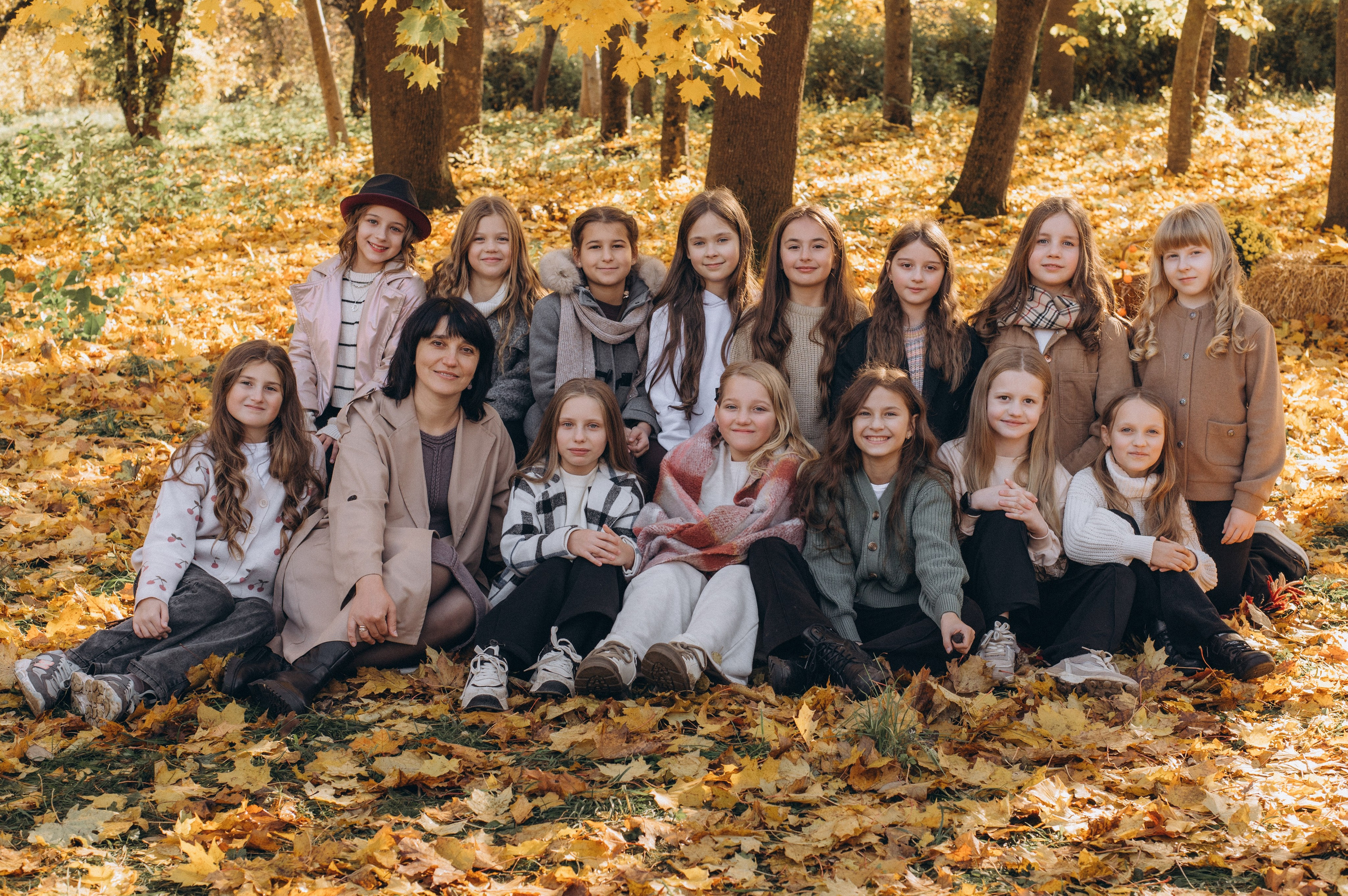 Осіння фотосесія 4 класу на віньєтки, випускні фотоальбоми Тернопіль, фотосесія випускників Тернопіль, шкільний випускний альбом Тернопіль. Сімейний, дитячий та індивідуальний фотограф в м. Тернопіль, м. Львів