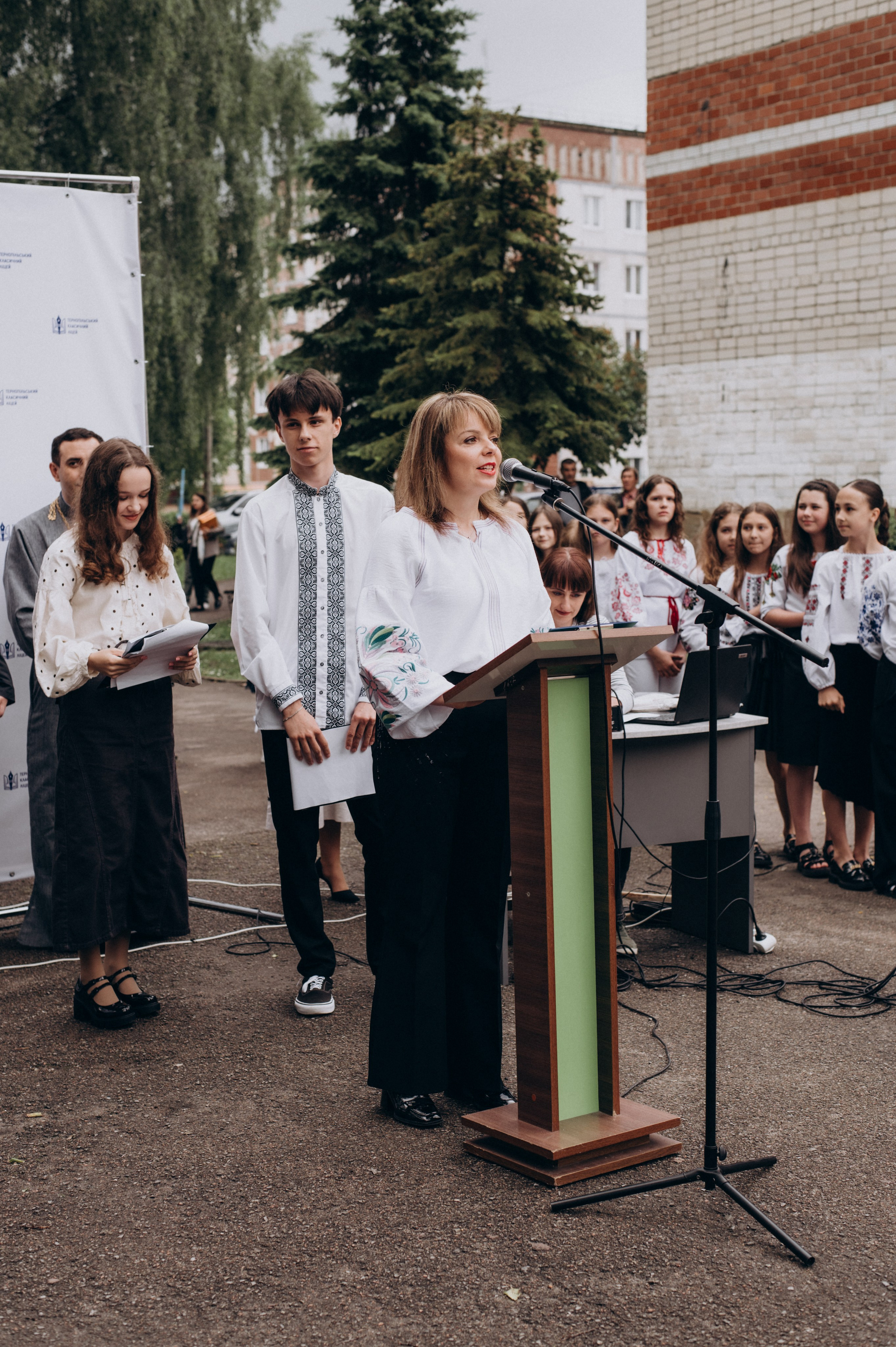 Фотосесія останнього дзвоника, фотосесія випускників Тернопіль, випускний 2024. Сімейний, дитячий та індивідуальний фотограф в м. Тернопіль, м. Львів