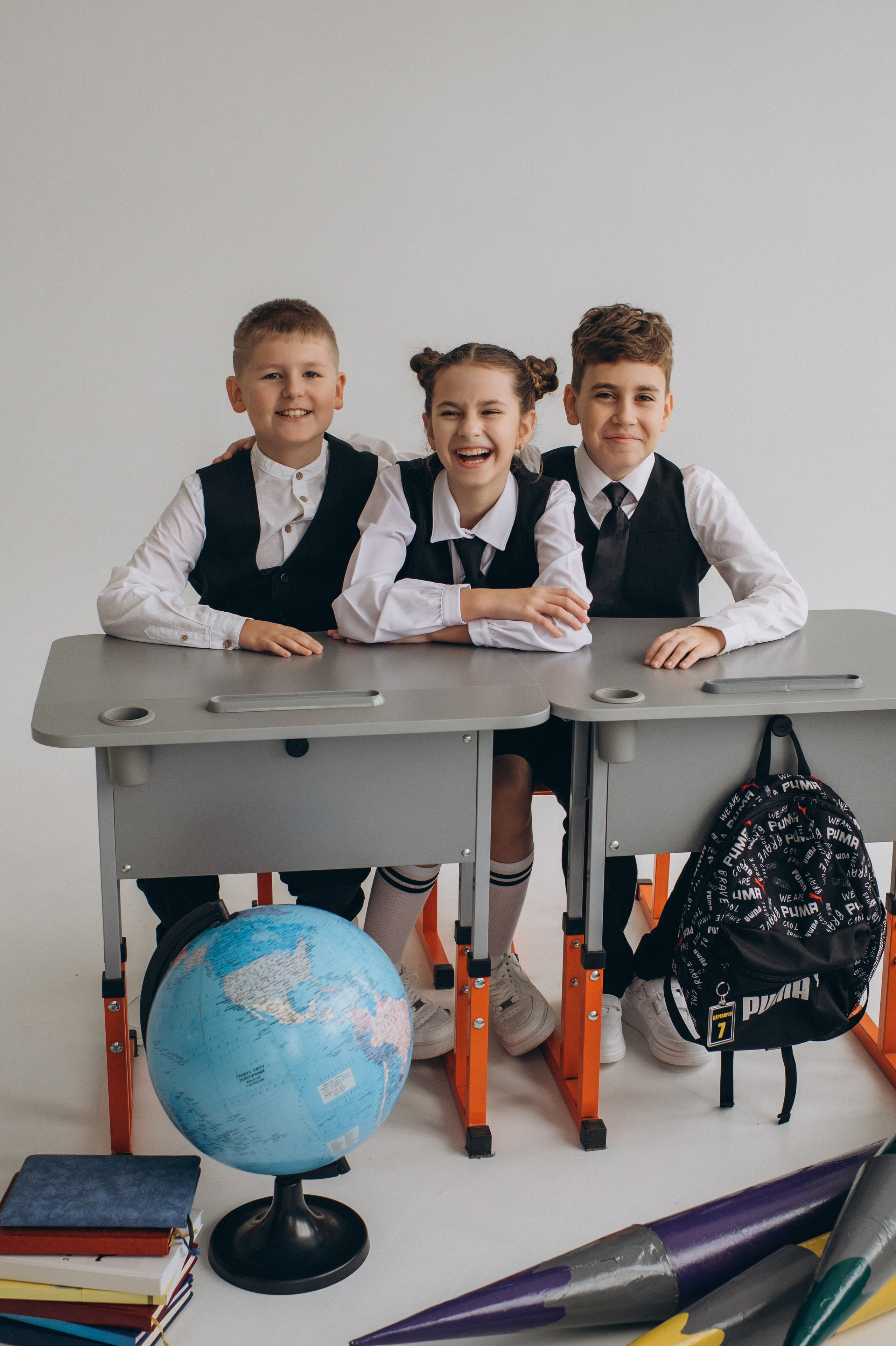 Фотосесія школярів у студії на шкільні фотоальбоми віньєтки Тернопіль, фотосесія випускників Тернопіль, шкільні фотокниги Тернопіль. Сімейний, дитячий та індивідуальний фотограф в м. Тернопіль, м. Львів