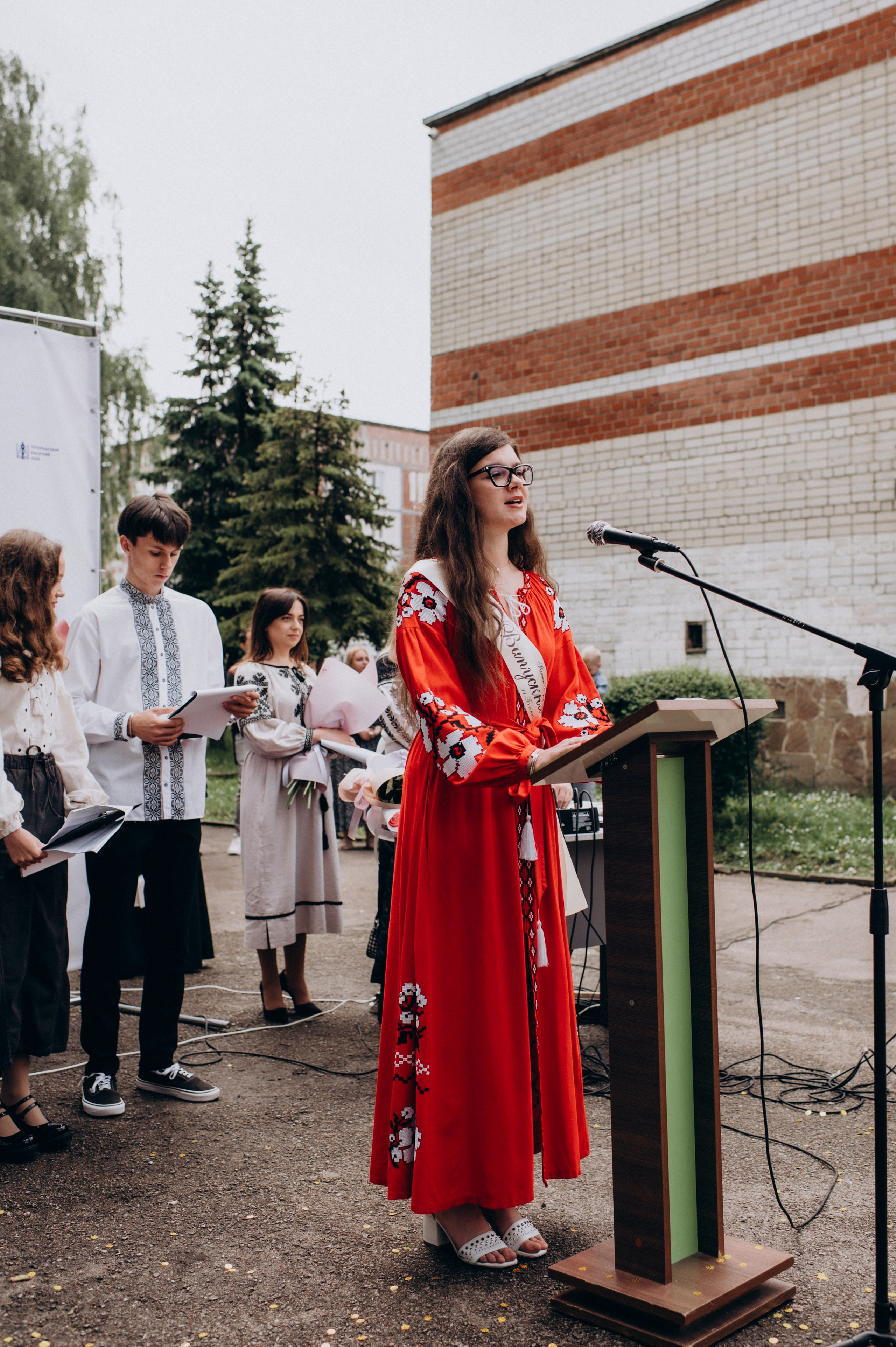 Фотосесія останнього дзвоника, фотосесія випускників Тернопіль, випускний 2024. Сімейний, дитячий та індивідуальний фотограф в м. Тернопіль, м. Львів