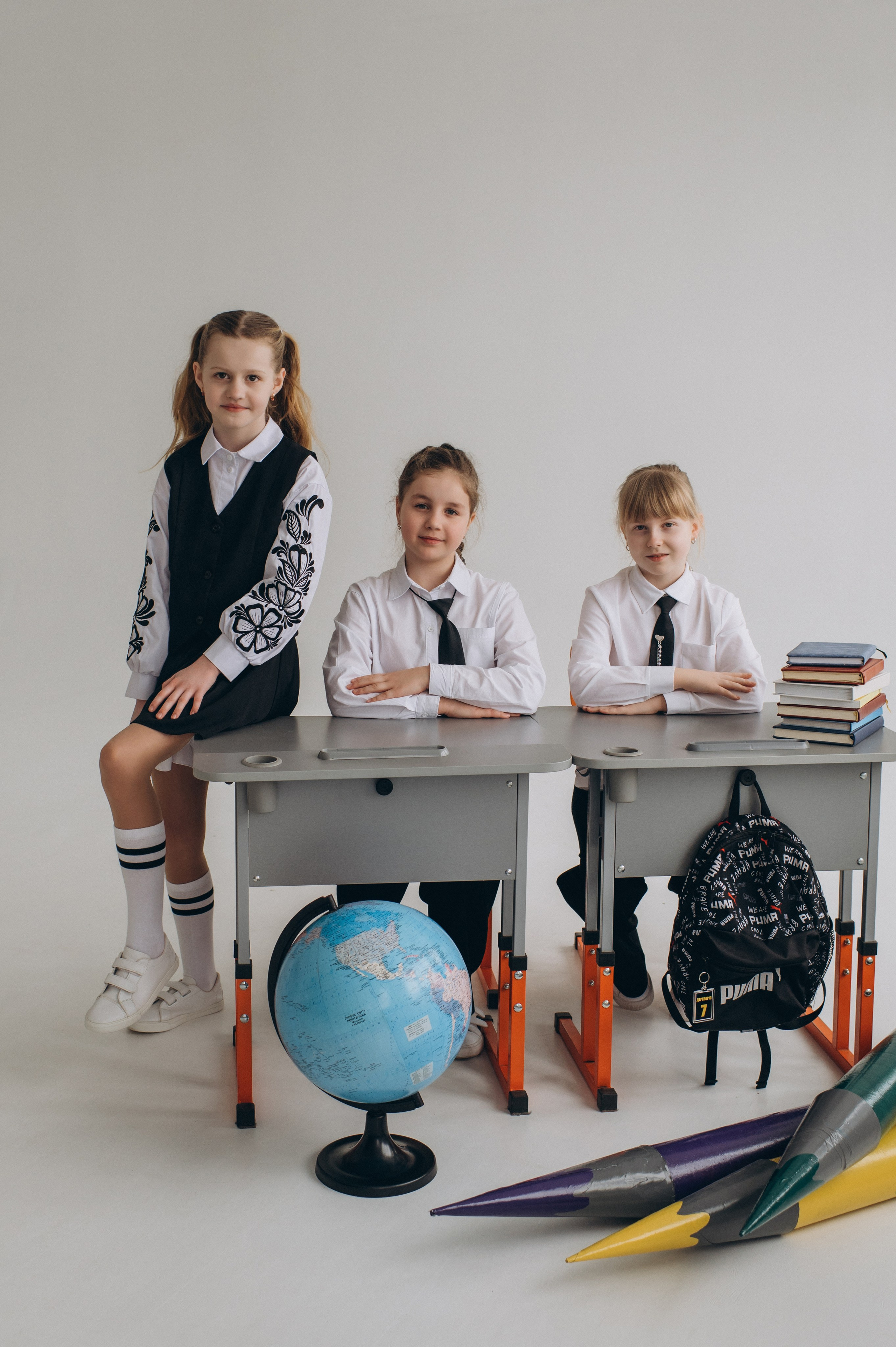 Фотосесія школярів у студії на шкільні фотоальбоми віньєтки Тернопіль, фотосесія випускників Тернопіль, шкільні фотокниги Тернопіль. Сімейний, дитячий та індивідуальний фотограф в м. Тернопіль, м. Львів